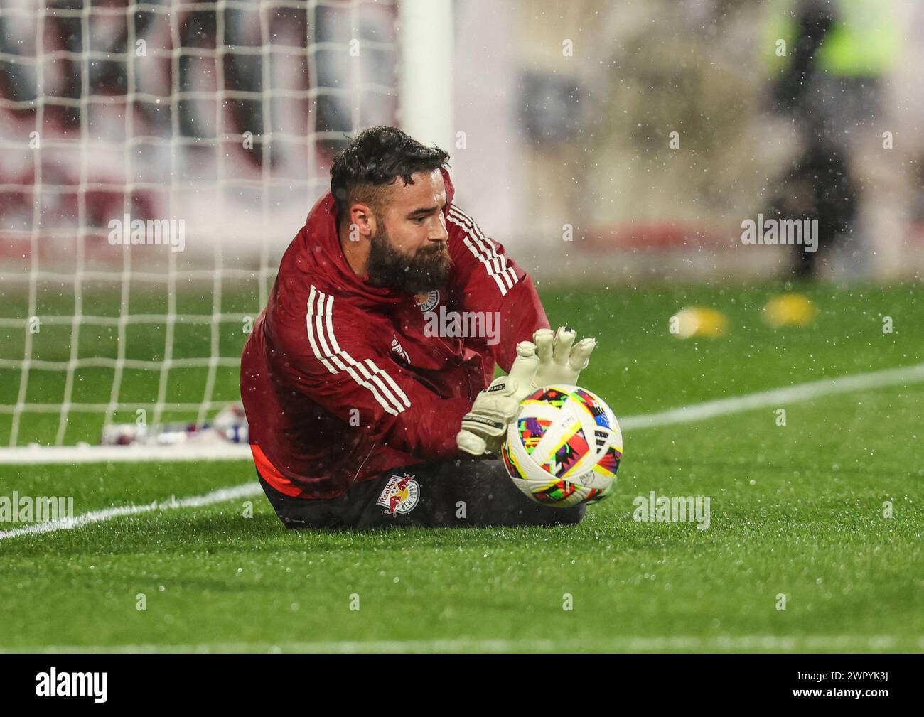 Harrison, NJ, USA. März 2024. New York Red Bulls Torhüter Carlos Miguel Coronel (31) während der Aufwärmphase vor dem MLS-Spiel zwischen dem FC Dallas und den New York Red Bulls in der Red Bull Arena in Harrison, NJ Mike Langish/CSM/Alamy Live News Stockfoto