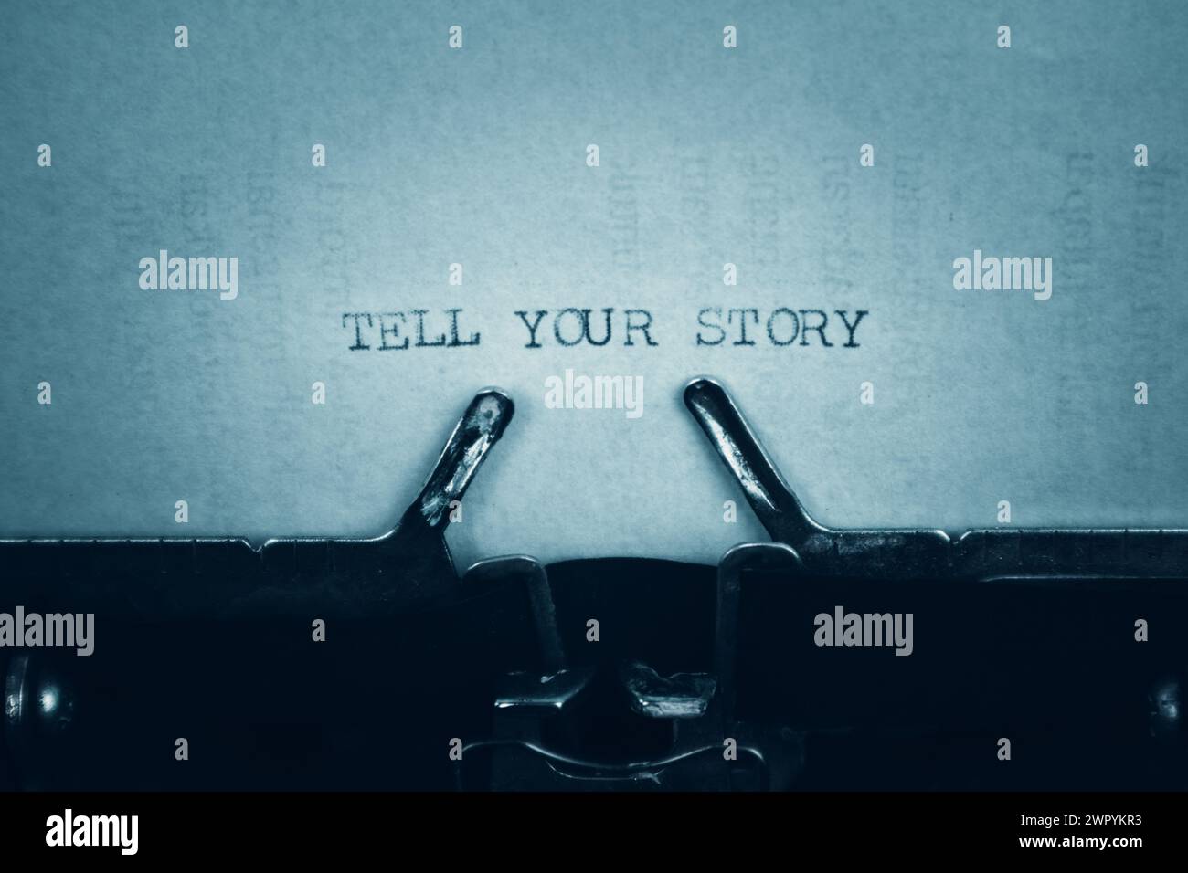 ERZÄHLEN SIE IHRE GESCHICHTE mit getippten Wörtern auf einer Vintage-Schreibmaschine. Nahaufnahme. Antike Schreibmaschine. Stockfoto