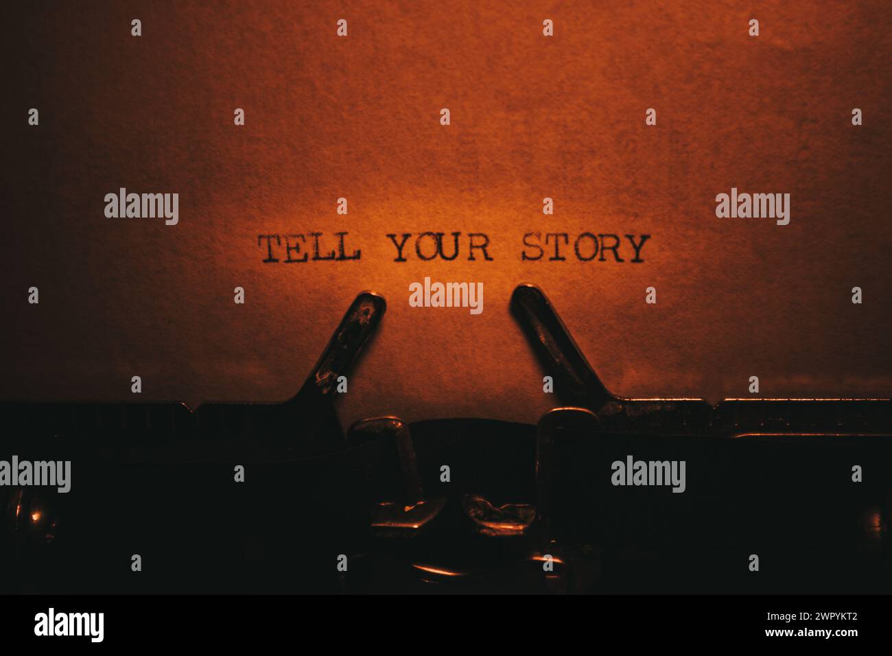 ERZÄHLEN SIE IHRE GESCHICHTE mit getippten Wörtern auf einer Vintage-Schreibmaschine. Nahaufnahme. Antike Schreibmaschine. Stockfoto
