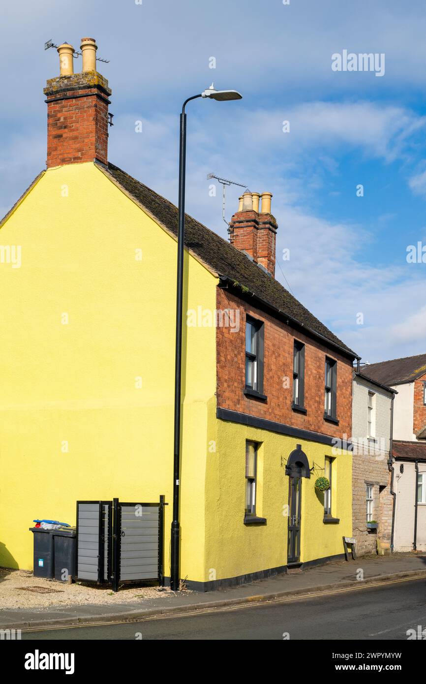 Gelb lackiertes Chtown House. Shipston auf Stour, Warwickshire, England Stockfoto
