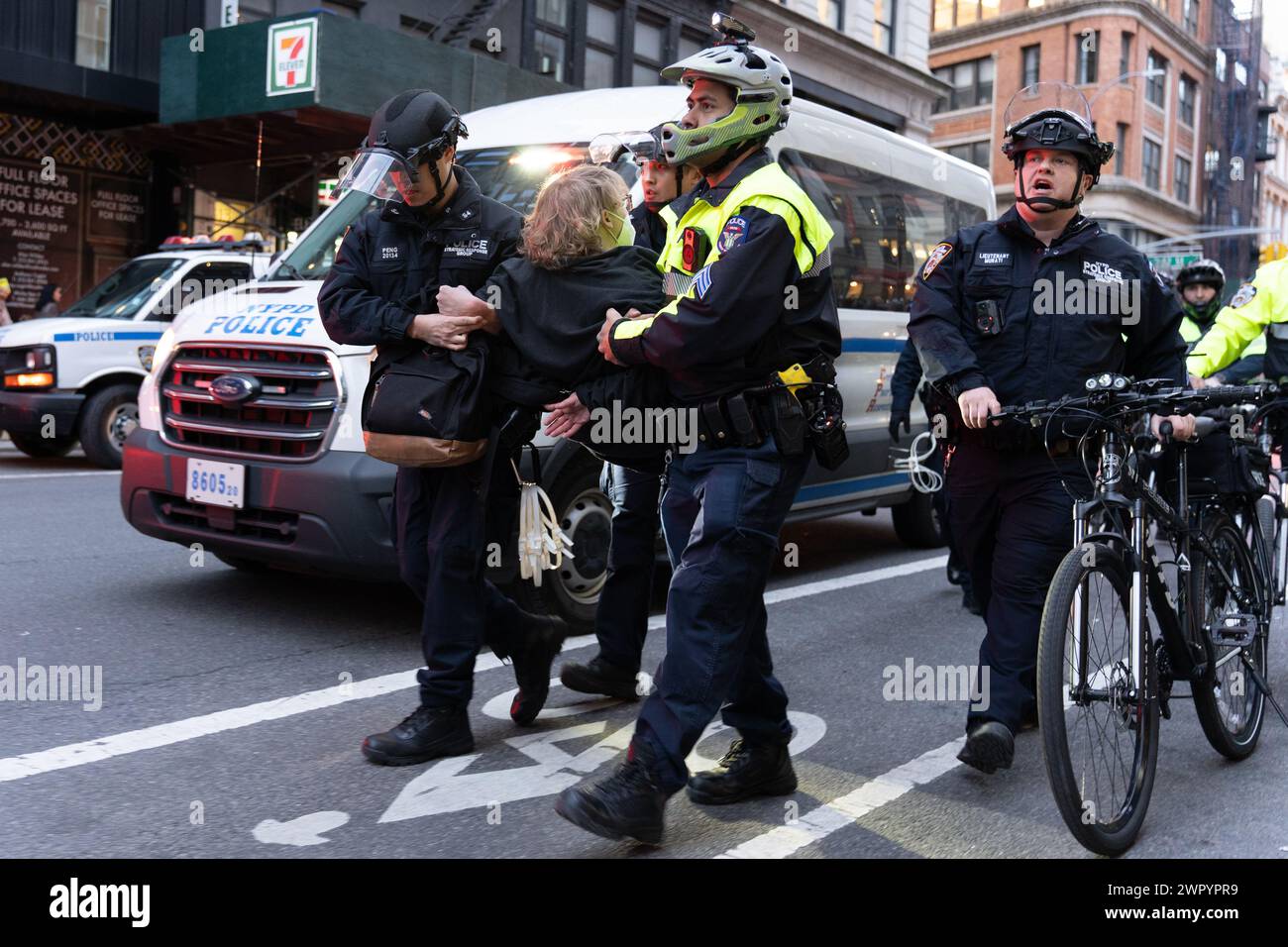 Manhattan, Usa. März 2024. NYPD SRG-Beamte tragen einen verhafteten Demonstranten während der Kundgebung „Globaler Streik für Gaza“ und des marsches am Internationalen Frauentag in New York City am 9. März 2024. Quelle: SOPA Images Limited/Alamy Live News Stockfoto