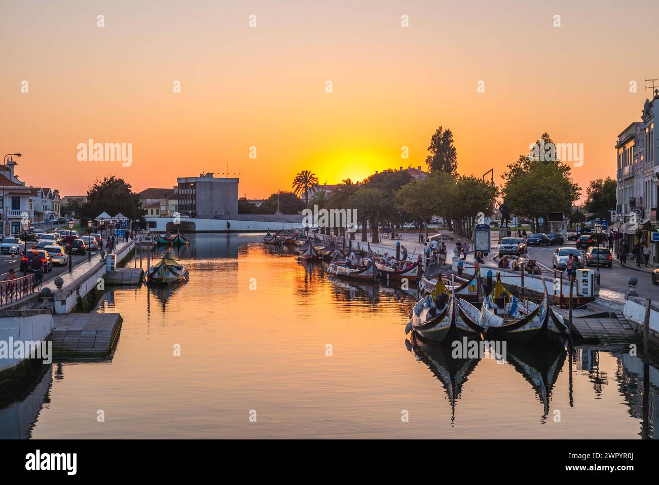 27. September 2018: Boot auf dem Kanal und Jugendstil, Novo, Gebäude in Aveiro in Portugal. Aveiro war ein Zentrum der Salzforschung durch die Römer und tr Stockfoto