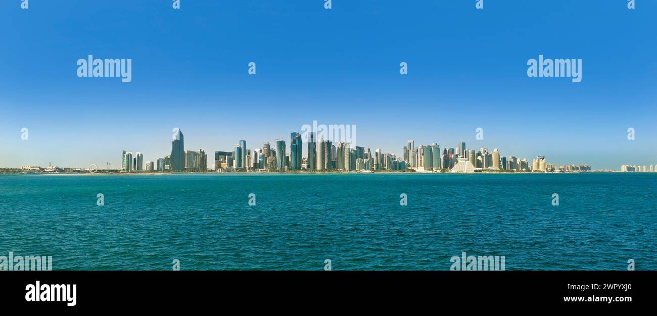 Katar, Doha, Blick auf die Skyline der modernen Stadt, vom islamischen Kunstmuseum. Stockfoto