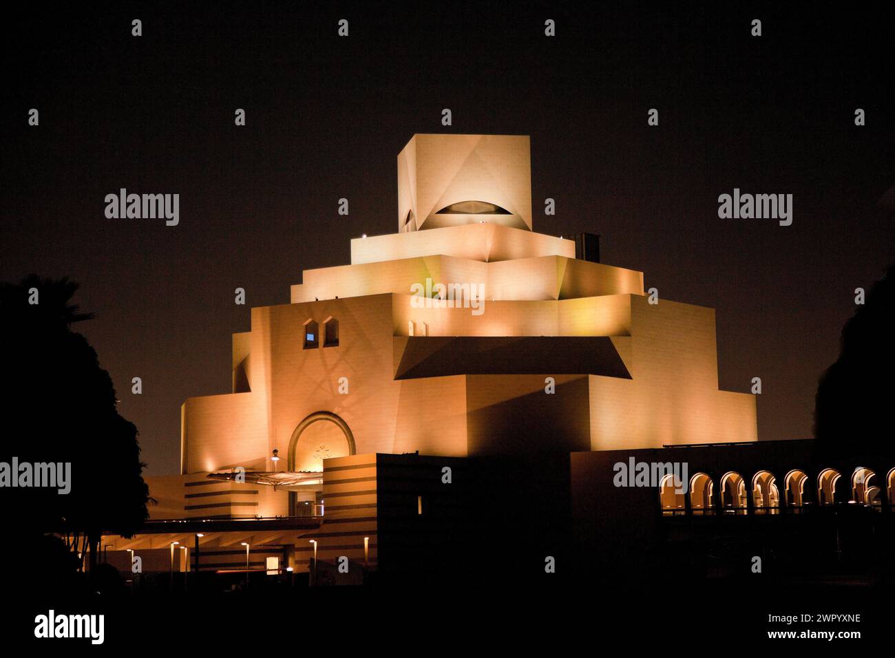 Museum für islamische Kunst, Doha, Katar, beleuchtet bei Nacht Stockfoto