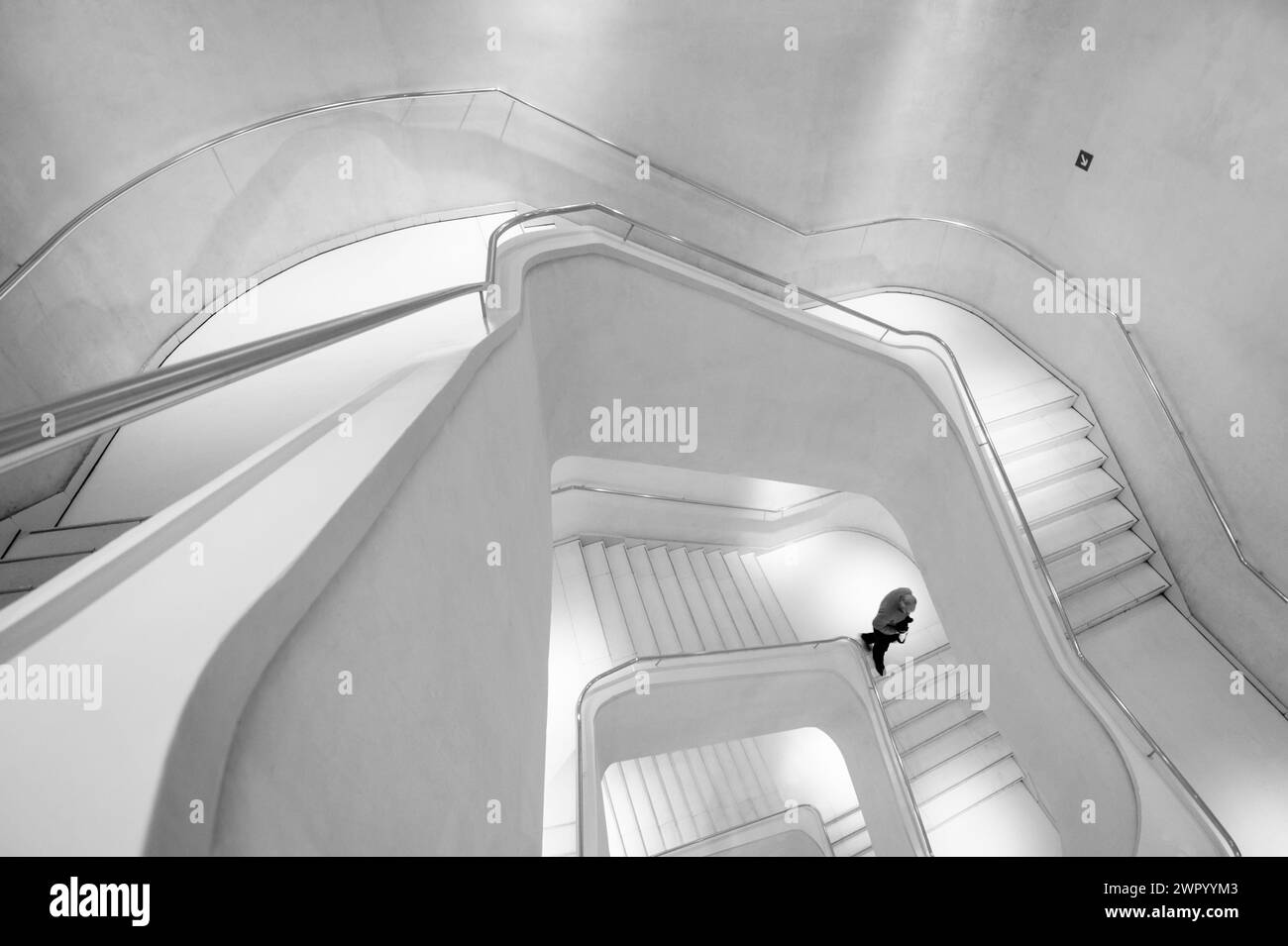 Moderne weiße Treppe mit einer Person, die im CaixaForum Museum in Madrid, Spanien, läuft. Stockfoto