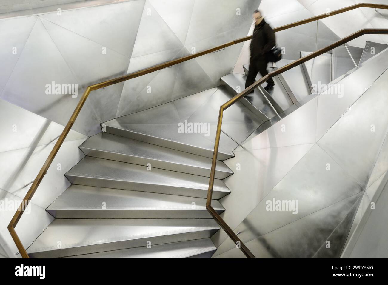Moderne Aluminiumtreppen mit Menschen, die im CaixaForum Museum in Madrid, Spanien, spazieren gehen. Stockfoto