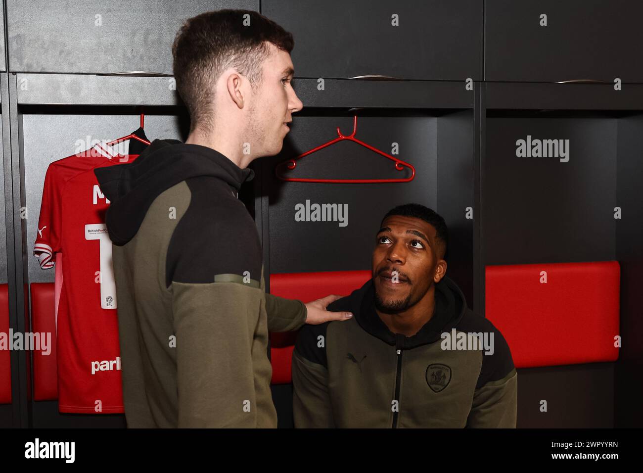 Conor Grant of Barnsley und Donovan Pines of Barnsley in der Heimkleiderei vor dem während der Sky Bet League 1 Spiel Barnsley gegen Lincoln City in Oakwell, Barnsley, Großbritannien, 9. März 2024 (Foto: Mark Cosgrove/News Images) Stockfoto