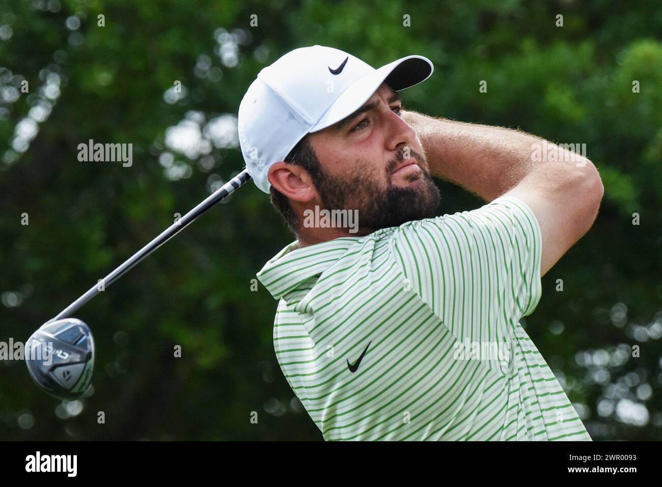 Orlando, Usa. März 2024. Scottie Scheffler aus den Vereinigten Staaten trifft seinen Abschlag auf das erste Loch während der dritten Runde des Arnold Palmer Invitational, der von Mastercard auf dem Arnold Palmer Bay Hill Golf Course in Orlando präsentiert wurde. Quelle: SOPA Images Limited/Alamy Live News Stockfoto