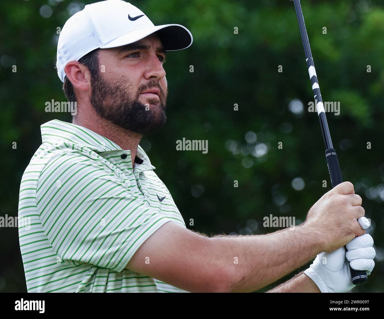 Orlando, Usa. März 2024. Scottie Scheffler aus den Vereinigten Staaten trifft seinen Abschlag auf das erste Loch während der dritten Runde des Arnold Palmer Invitational, der von Mastercard auf dem Arnold Palmer Bay Hill Golf Course in Orlando präsentiert wurde. Quelle: SOPA Images Limited/Alamy Live News Stockfoto