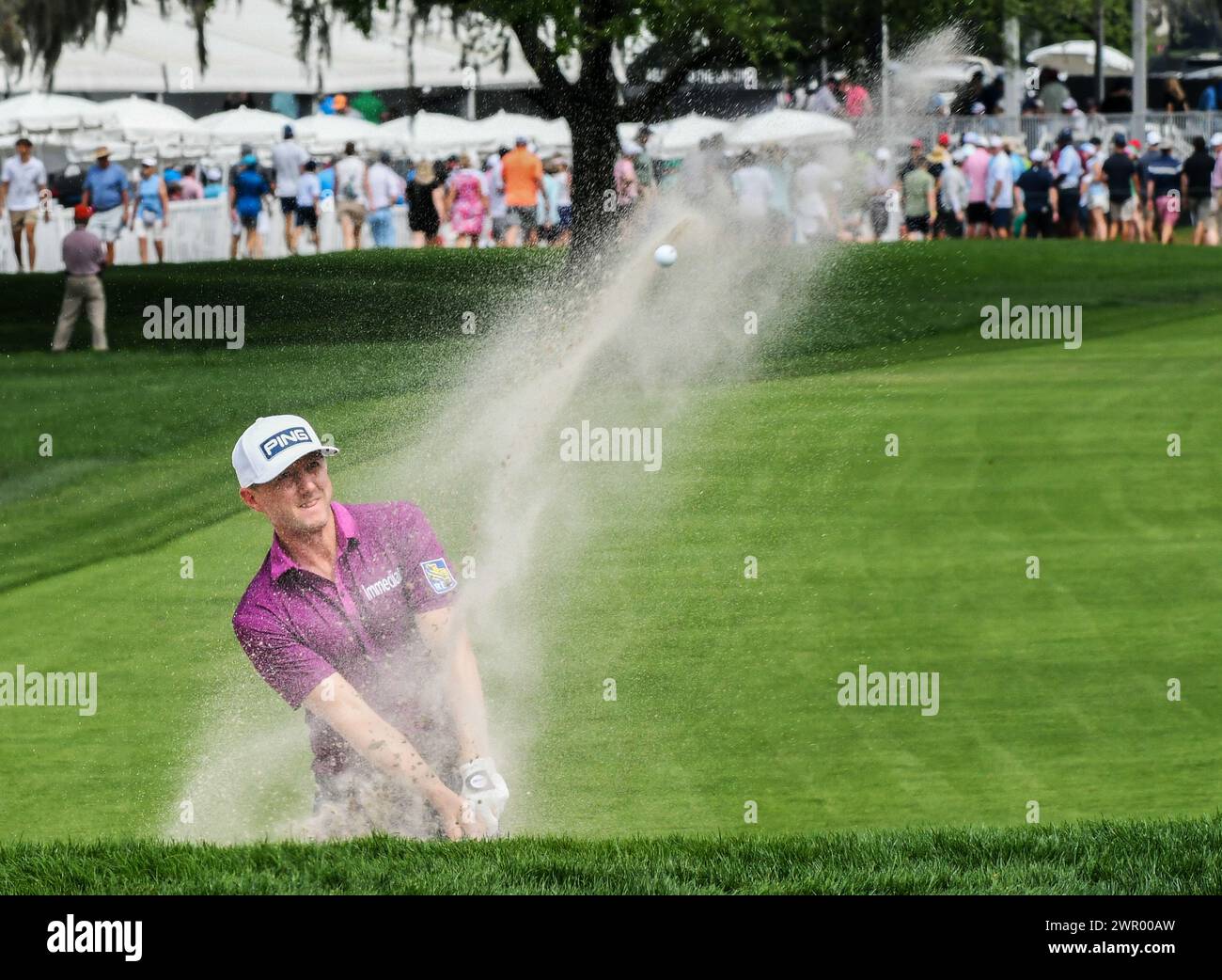 Orlando, Usa. März 2024. Mackenzie Hughes aus Kanada trifft aus einem Bunker auf dem neunten Loch während der dritten Runde des Arnold Palmer Invitational, der von Mastercard auf dem Arnold Palmer Bay Hill Golf Course in Orlando präsentiert wurde. Quelle: SOPA Images Limited/Alamy Live News Stockfoto