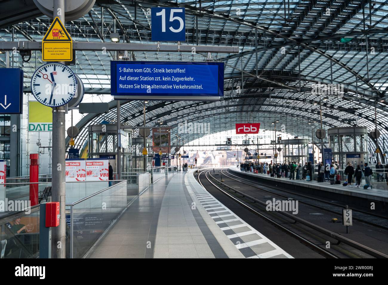 07.03.2024, Berlin, Deutschland, Europa - verlassener Berliner Hauptbahnhof mit leeren Bahnsteigen während eines gewerkschaftsstreiks von Triebfahrzeugführern. Stockfoto