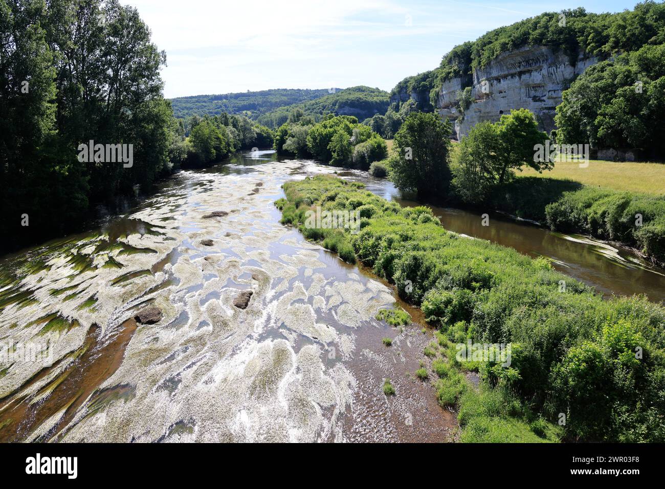 Der Fluss Vézère fließt vor der Klippe, in die sich die Troglodytenfestung La Roque Saint-Christophe im Périgord Noir befindet. Vorgeschichte, Histor Stockfoto