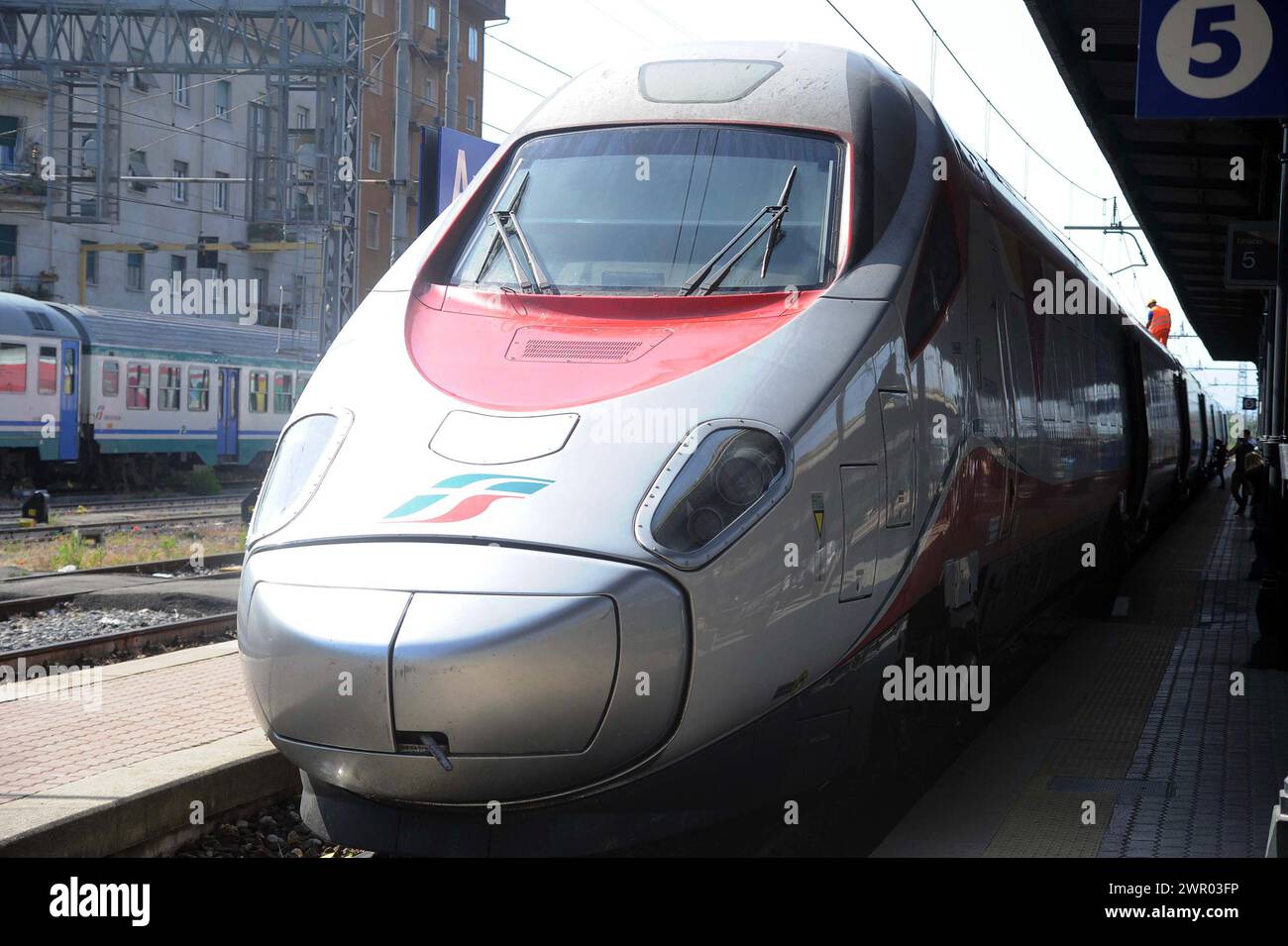 Stazione Ferroviaria con treni e passeggeri/Bahnhof mit Zügen und Fahrgästen Stockfoto