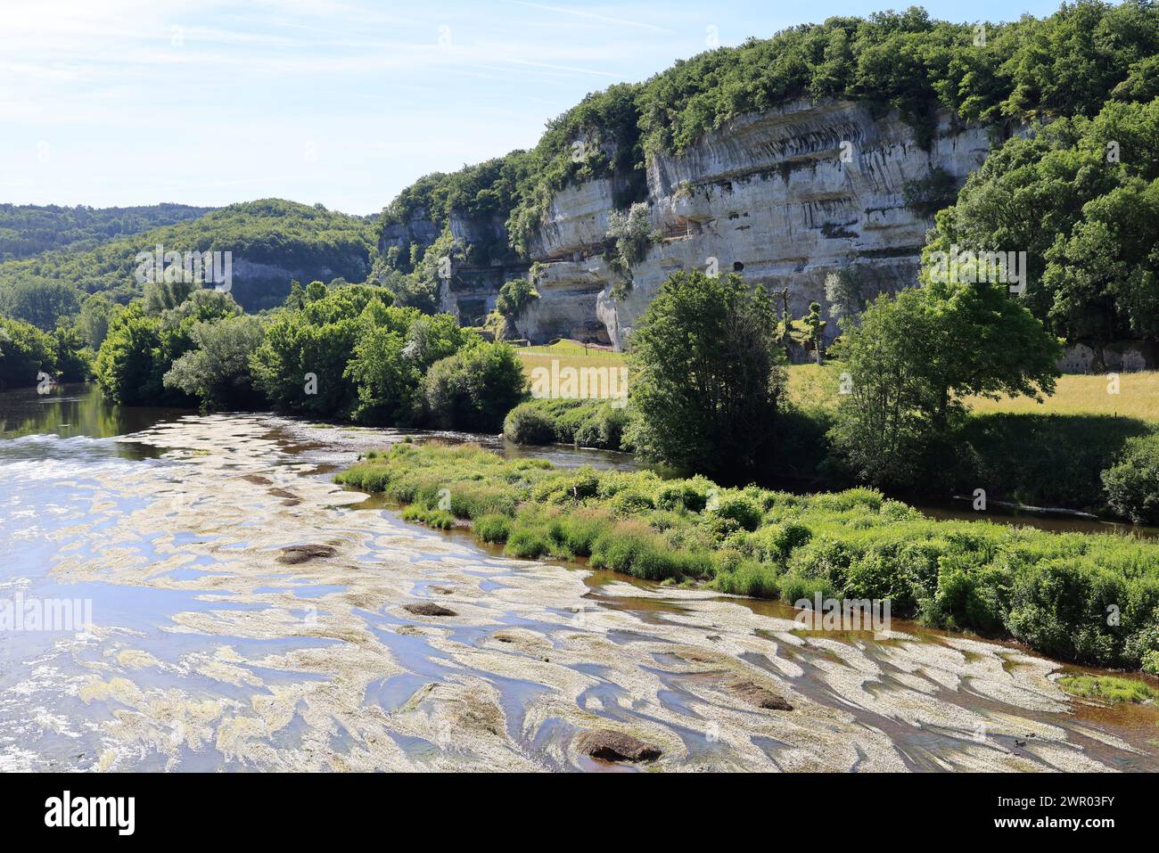 Der Fluss Vézère fließt vor der Klippe, in die sich die Troglodytenfestung La Roque Saint-Christophe im Périgord Noir befindet. Vorgeschichte, Histor Stockfoto