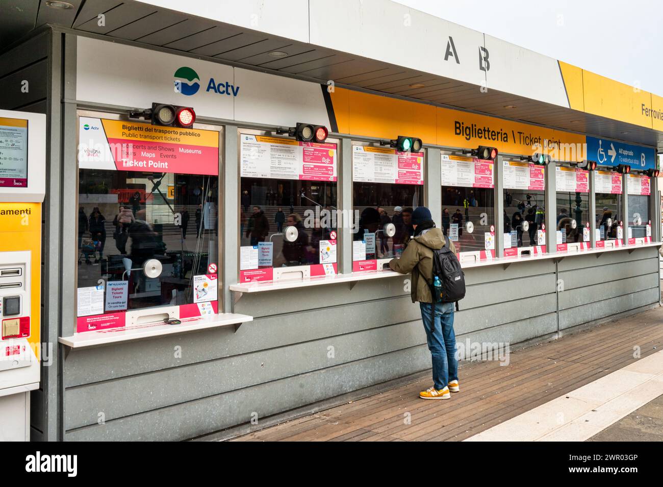 Venedig, Italien - 26. Februar 2023: Die Biglietteria oder Ticket Point zum Kauf von Fahrkarten für öffentliche Verkehrsmittel in Venedig Italien. Stockfoto