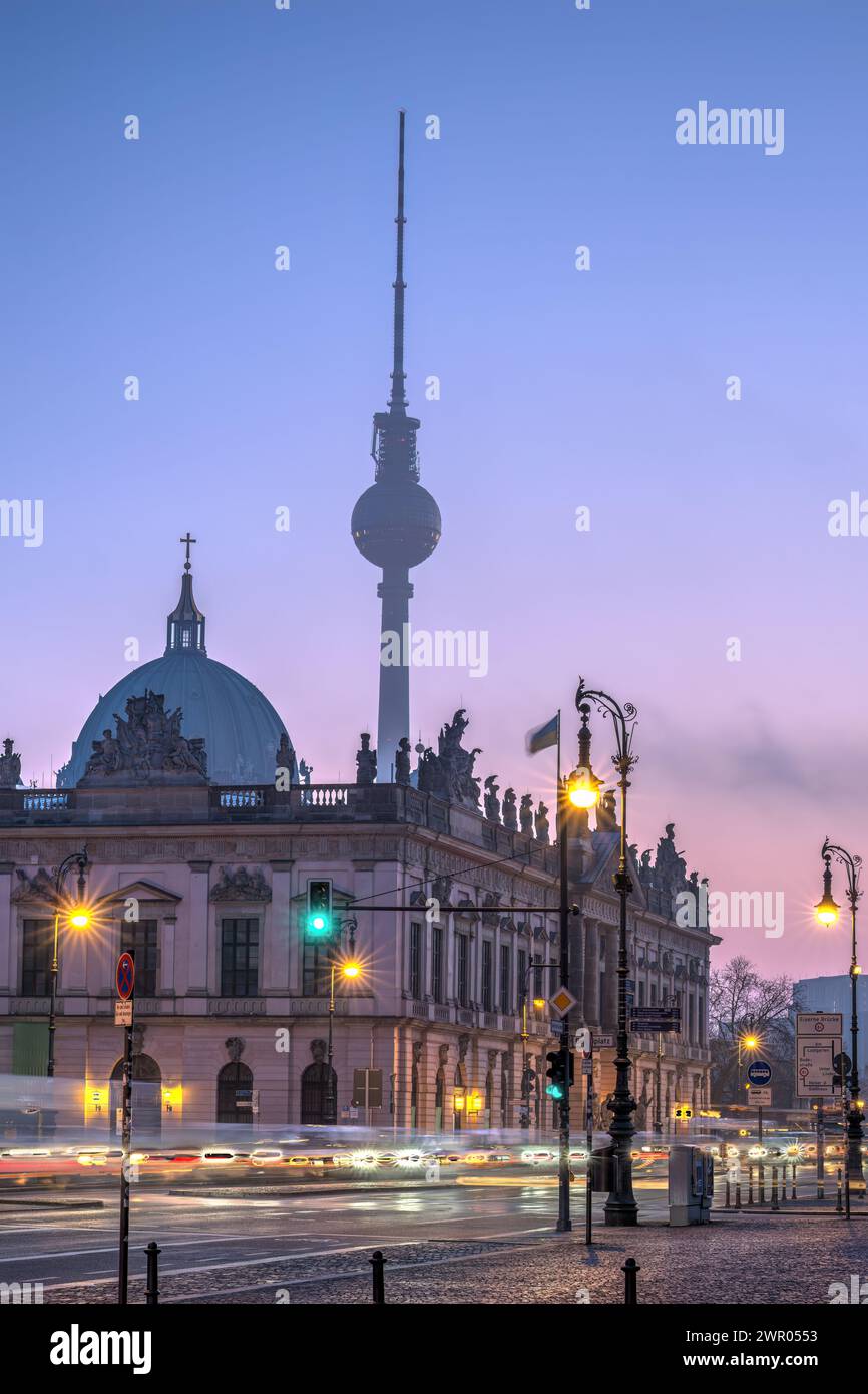 Der berühmte Boulevard unter den Linden in Berlin mit dem Fernsehturm bei Sonnenaufgang Stockfoto