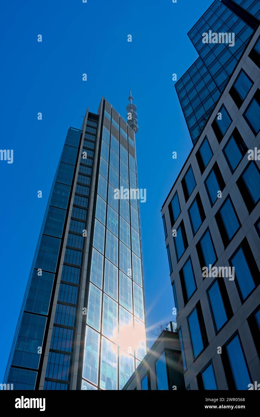 Varso Tower Wolkenkratzer mit Sonnenspiegelung zwischen Bürogebäuden des Varso Komplexes Aufnahme 2 Stockfoto