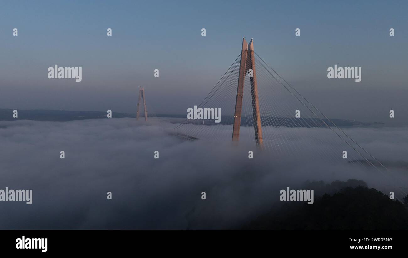 Beykoz, Istanbul, Türkei. März 2024. Eine Luftaufnahme mit einer Drohne der Yavuz-Sultan-Selim-Brücke im Nebel in Istanbul, Türkei am 10. März 2024. Die Yavuz Sultan Selim Bridge ist eine Brücke, die auf der Nordseite des Bosporus mit Blick auf das Schwarze Meer errichtet wurde. Die Yavuz-Sultan-Selim-Brücke ist nach Selim I., dem neunten osmanischen Sultan und dem Kalifen von firstÂ OttomanÂ benannt. (Kreditbild: © Tolga Uluturk/ZUMA Press Wire) NUR REDAKTIONELLE VERWENDUNG! Nicht für kommerzielle ZWECKE! Stockfoto