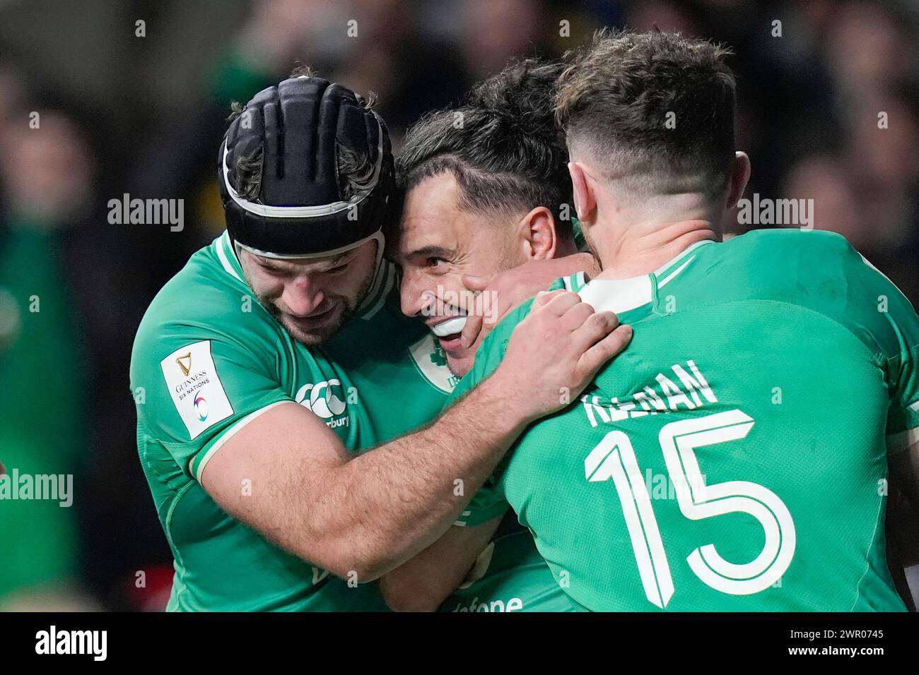 Hugo Keenan und Caelan Doris aus Irland feiern mit dem Try-Torjäger James Lowe aus Irland beim Guinness 6 Nations Match England gegen Irland 2024 im Twickenham Stadium, Twickenham, Vereinigtes Königreich, 9. März 2024 (Foto: Steve Flynn/News Images) Stockfoto