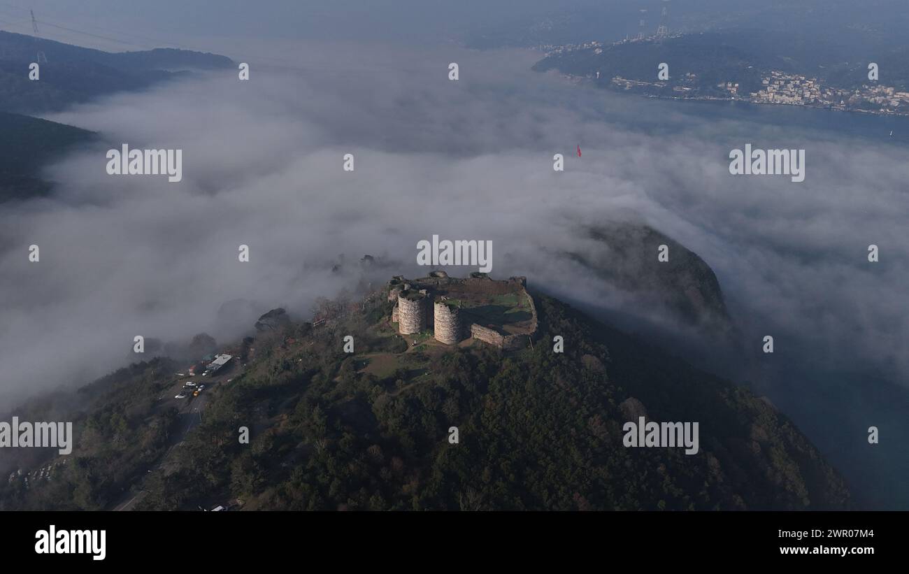 Beykoz, Istanbul, Türkei. März 2024. Eine Luftaufnahme mit einer Drohne der Yavuz-Sultan-Selim-Brücke im Nebel in Istanbul, Türkei am 10. März 2024. Die Yavuz Sultan Selim Bridge ist eine Brücke, die auf der Nordseite des Bosporus mit Blick auf das Schwarze Meer errichtet wurde. Die Yavuz-Sultan-Selim-Brücke ist nach Selim I., dem neunten osmanischen Sultan und dem Kalifen von firstÂ OttomanÂ benannt. (Kreditbild: © Tolga Uluturk/ZUMA Press Wire) NUR REDAKTIONELLE VERWENDUNG! Nicht für kommerzielle ZWECKE! Stockfoto