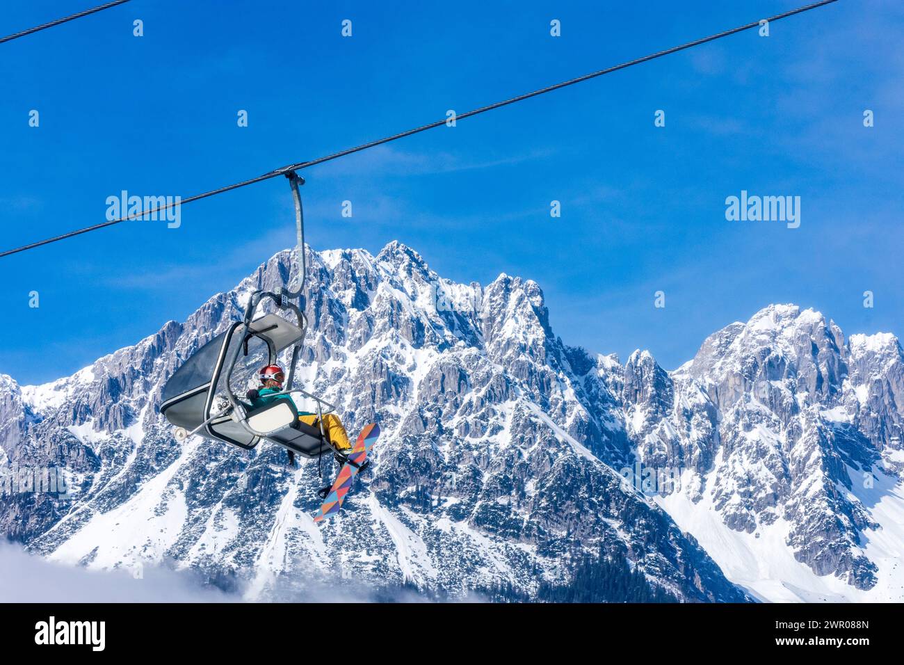 Ellmau: Wilder Kaiser, Gipfel Ellmauer Halt, Skilift, Skifahrer, Schnee im Wilden Kaiser (Kaisergebirge), Tirol, Tirol, Österreich Stockfoto