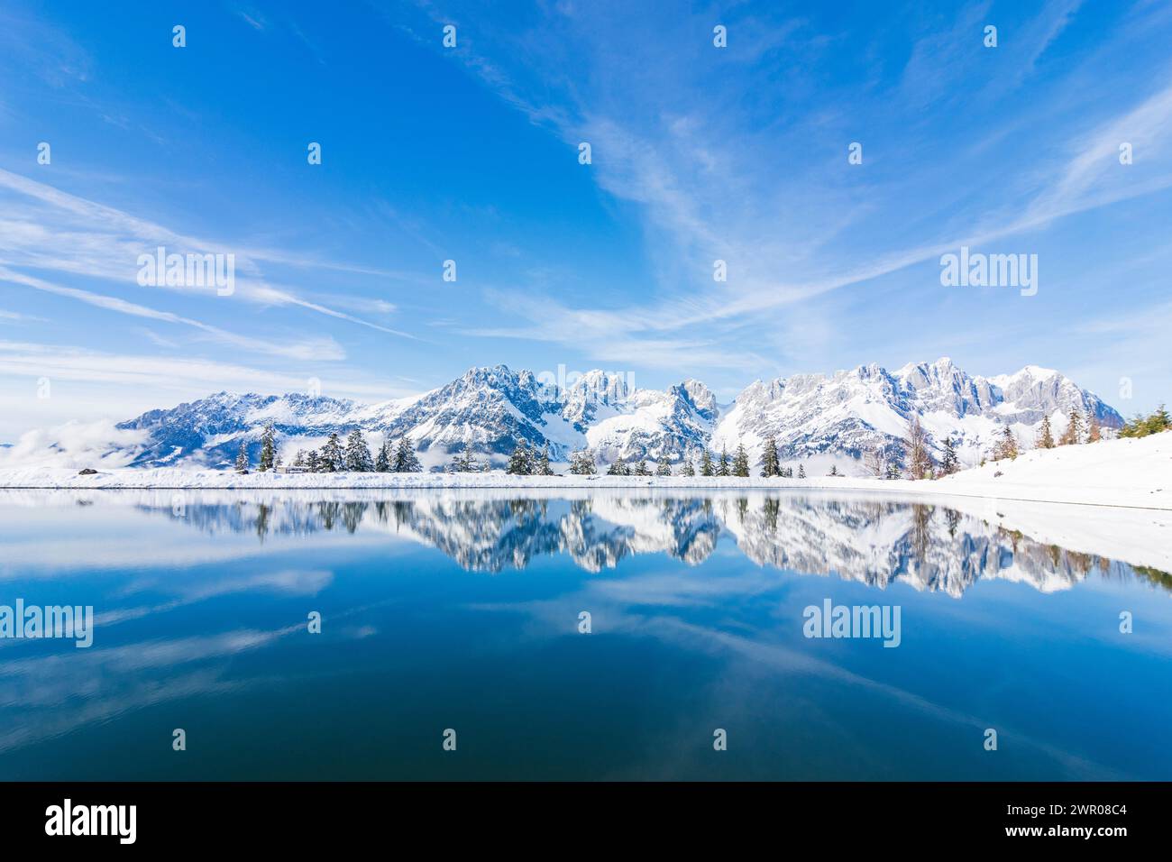 Going am Wilden Kaiser: Wilder Kaiser, Teich Astbergsee, Schnee im Wilden Kaiser (Kaisergebirge), Tirol, Tirol, Österreich Stockfoto