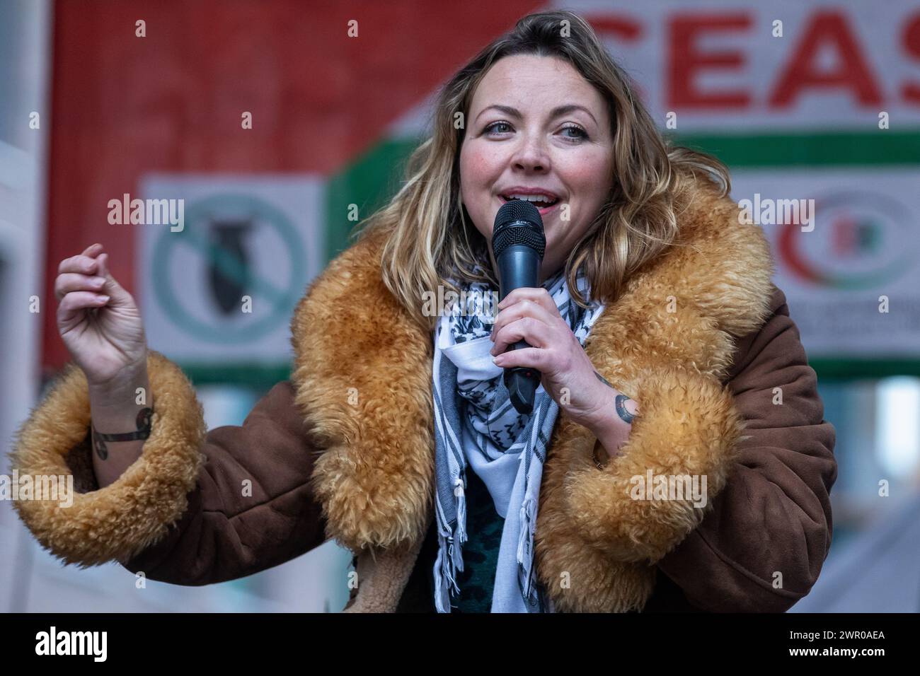 London, Großbritannien. März 2024. Sängerin Charlotte Church spricht pro-palästinensische Demonstranten bei einer Waffenruhe an, die nun national ist. Die Demonstration wurde von der Palästinensischen Solidaritätskampagne, der Stop the war Coalition, Friends of Al-Aqsa, der Muslimischen Vereinigung Großbritanniens und dem Palästinensischen Forum in Großbritannien organisiert. Quelle: Mark Kerrison/Alamy Live News Stockfoto