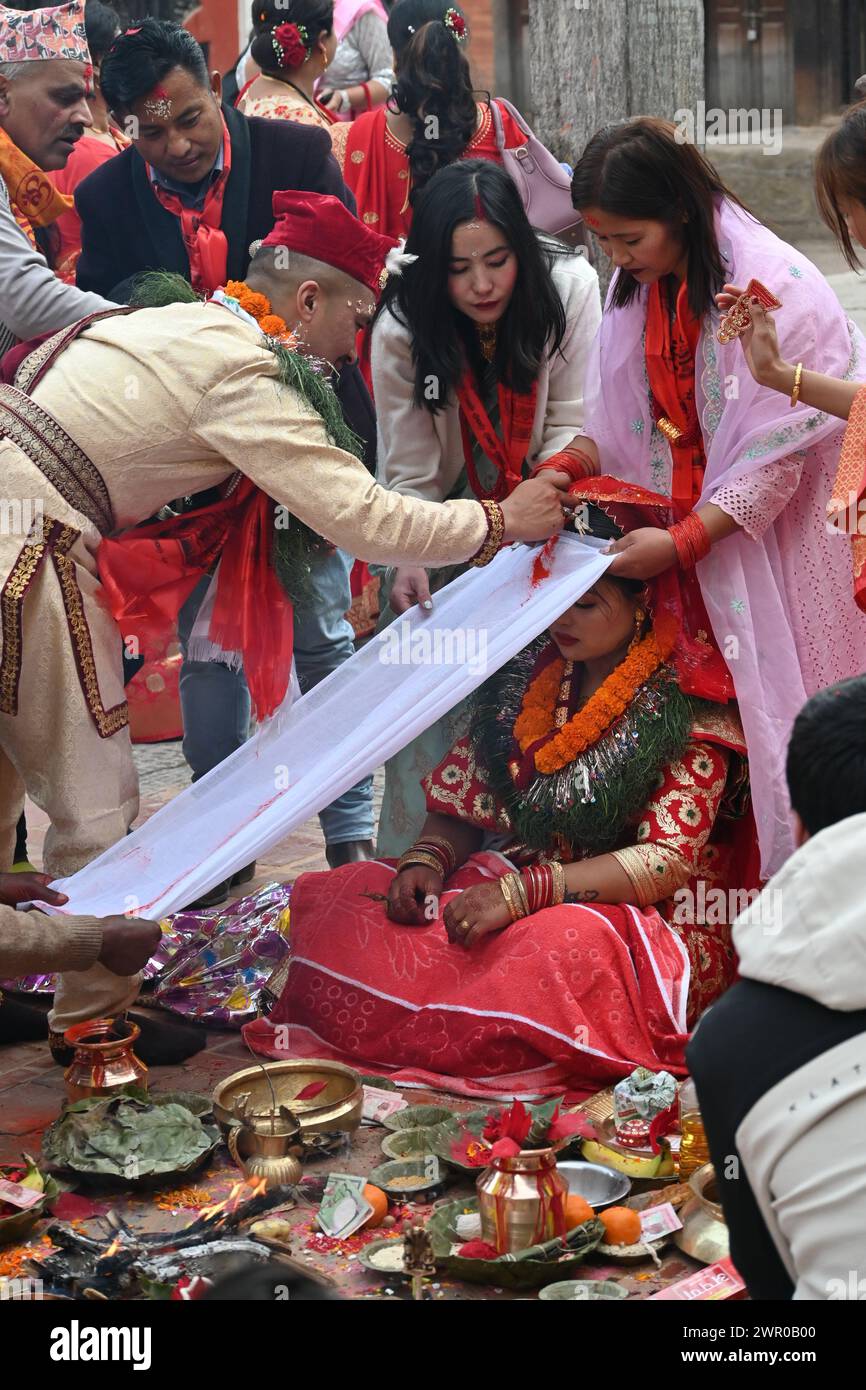 Nepalesischer Meister der Zeremonie, der eine typische newari-Hochzeit im Innenhof eines hindu-Tempels in Kirtipur, Nepal, feiert Stockfoto