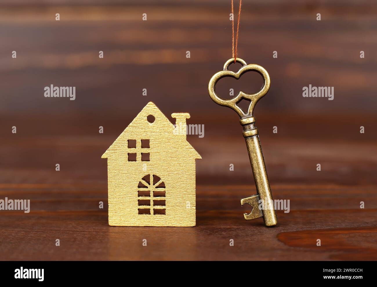 Haus und Goldschlüssel kaufen, verkaufen oder mieten. Darlehen. Grundstückshintergrund. Stockfoto