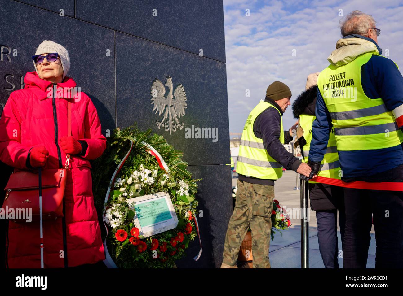 Dorota Halaburda mit Zbigniew Komosas Kranz unter der Smolensk-Treppe. Jaroslaw Kaczynski, Präsident für Recht und Gerechtigkeit, legt den Opfern der Smolensk-Katastrophe einen Kranz an das Denkmal. Warschau Polen Copyright: XMikolajxJaneczekx Stockfoto