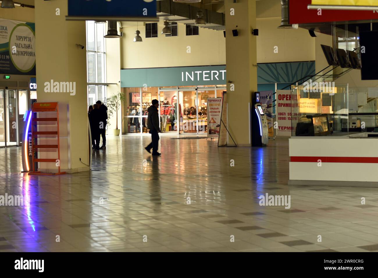 Kiew. Kiew. Ukraine. 02.21.2024. Das Foyer eines der Geschäfte in Kiew. Stockfoto