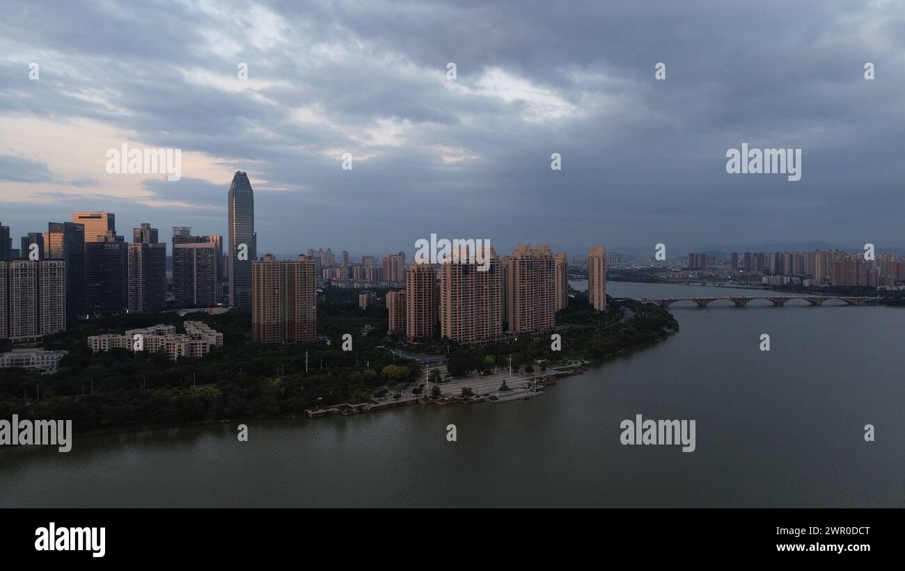 Blick bei Sonnenuntergang auf das Stadtzentrum von Huizhou, Provinz Guangdong Stockfoto