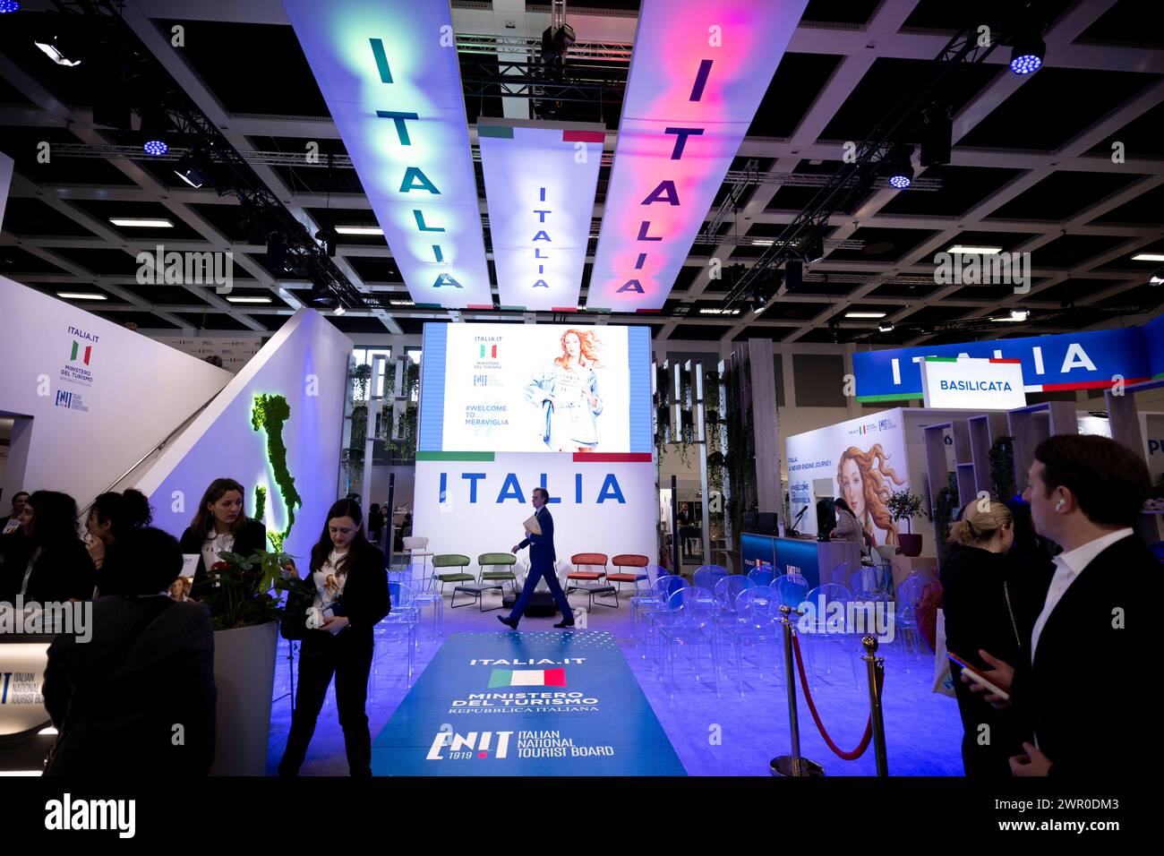ITB Reisemesse Berlin Deu, Deutschland, Berlin, 06.03.2024 Besucher und Haendler am Stand von Italien in der Halle Europa auf der Internationalen Tourismusboerse ITB 2024 in Berlin Deutschland. Die ITB stehen in diesem Jahr unter dem Motto gemeinsam die Transformation in Reisen und Tourismus führen . Ueber 5,500 Unternehmen aus 165 Laendern nahmen an der Messe Teil für die globale Vertretung und Zusammenarbeit innerhalb der Tourismusbranche en: Besucher und Händler am Stand von Italy Italia in der Europahalle an der International Tourism Exchange ITB 2024 International Tourism Exchang Stockfoto