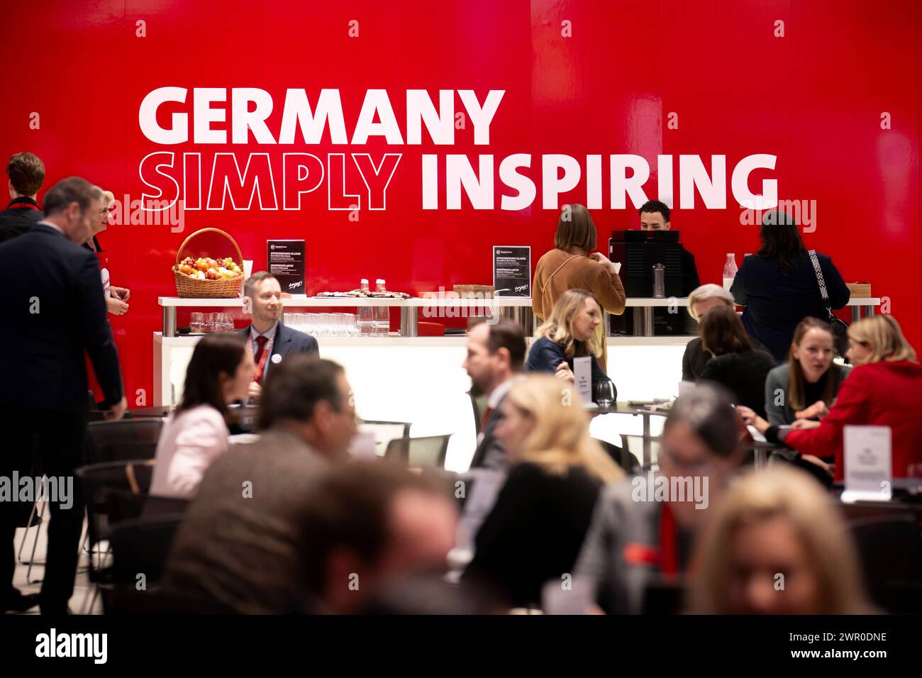 ITB-Reisemesse Berlin Deu, Deutschland, Deutschland, Berlin, 06.03.2024 Besucher und Hanedler vor Werbung Germany einfach inspirierend am Stand von Willkommen im Reiseland Deutschland auf der Internationalen Tourismusboerse ITB 2024 in Berlin Deutschland. Die ITB stehen in diesem Jahr unter dem Motto gemeinsam die Transformation in Reisen und Tourismus führen . Ueber 5,500 Unternehmen aus 165 Laendern nahmen an der Messe Teil für die globale Vertretung und Zusammenarbeit in der Tourismusbranche en: Besucher und Händler vor der Werbung Deutschland einfach inspirierend auf der Welcome to Travel Desti Stockfoto