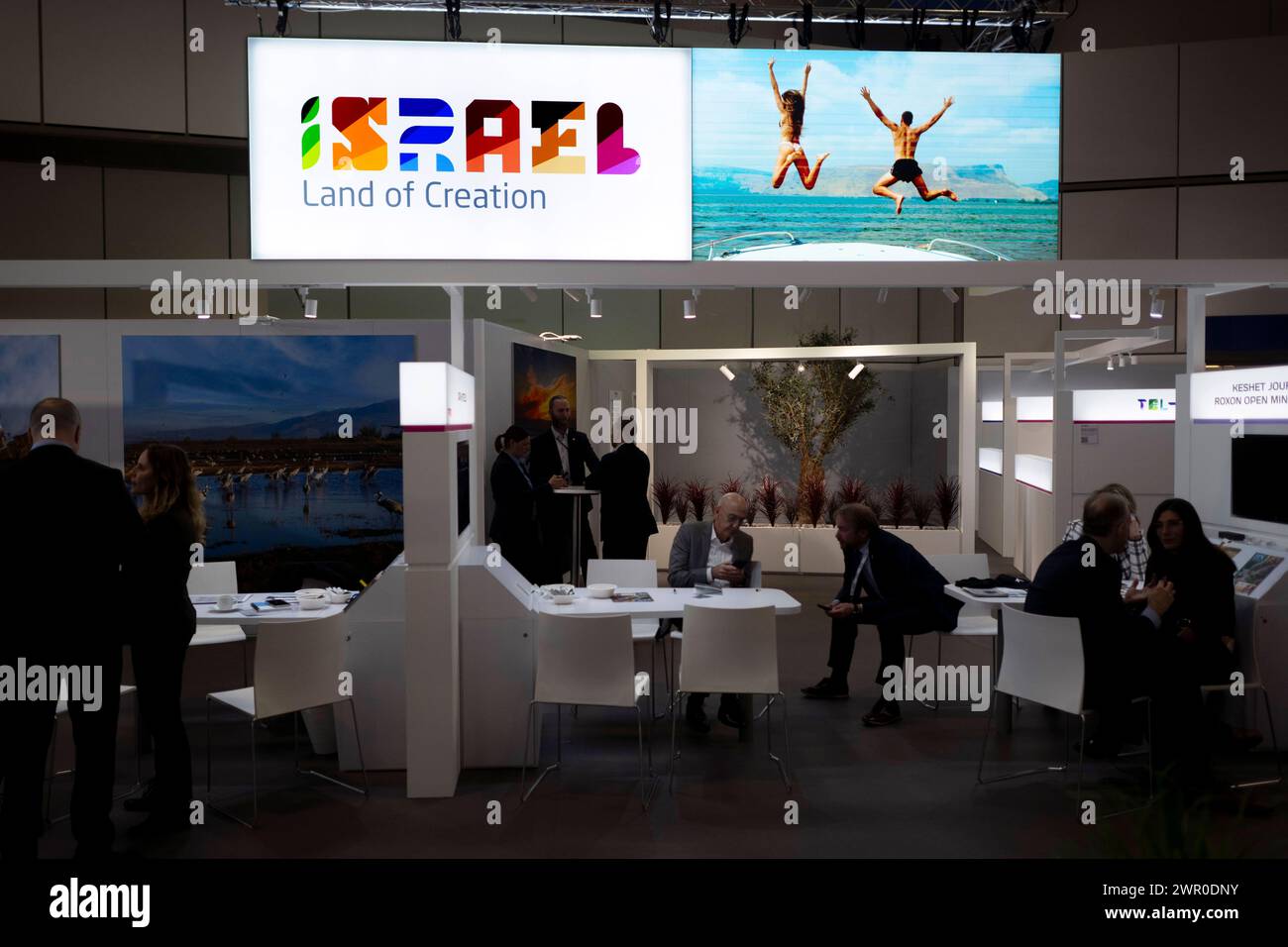 Israel - ITB Reisemesse Berlin Deu, Deutschland, Berlin, 06.03.2024 Besucher und Haendler vor Slogan Israel Land of Creation am Stand von Israel auf der Internationalen Tourismusboerse ITB 2024 in Berlin Deutschland. Die ITB stehen in diesem Jahr unter dem Motto gemeinsam die Transformation in Reisen und Tourismus führen . Ueber 5,500 Unternehmen aus 165 Laendern nahmen an der Messe Teil für die globale Vertretung und Zusammenarbeit innerhalb der Tourismusbranche en: Besucher und Händler vor dem Slogan Israel Land der Schöpfung am Stand Israel bei der International Tourism Excha Stockfoto