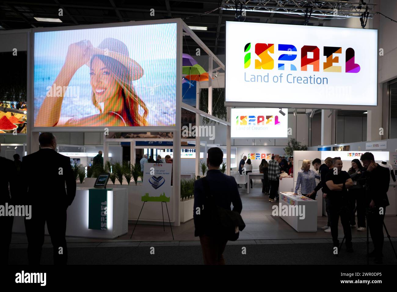 Israel - ITB Reisemesse Berlin Deu, Deutschland, Berlin, 06.03.2024 Besucher und Haendler vor Slogan Israel Land of Creation am Stand von Israel auf der Internationalen Tourismusboerse ITB 2024 in Berlin Deutschland. Die ITB stehen in diesem Jahr unter dem Motto gemeinsam die Transformation in Reisen und Tourismus führen . Ueber 5,500 Unternehmen aus 165 Laendern nahmen an der Messe Teil für die globale Vertretung und Zusammenarbeit innerhalb der Tourismusbranche en: Besucher und Händler vor dem Slogan Israel Land der Schöpfung am Stand Israel bei der International Tourism Excha Stockfoto