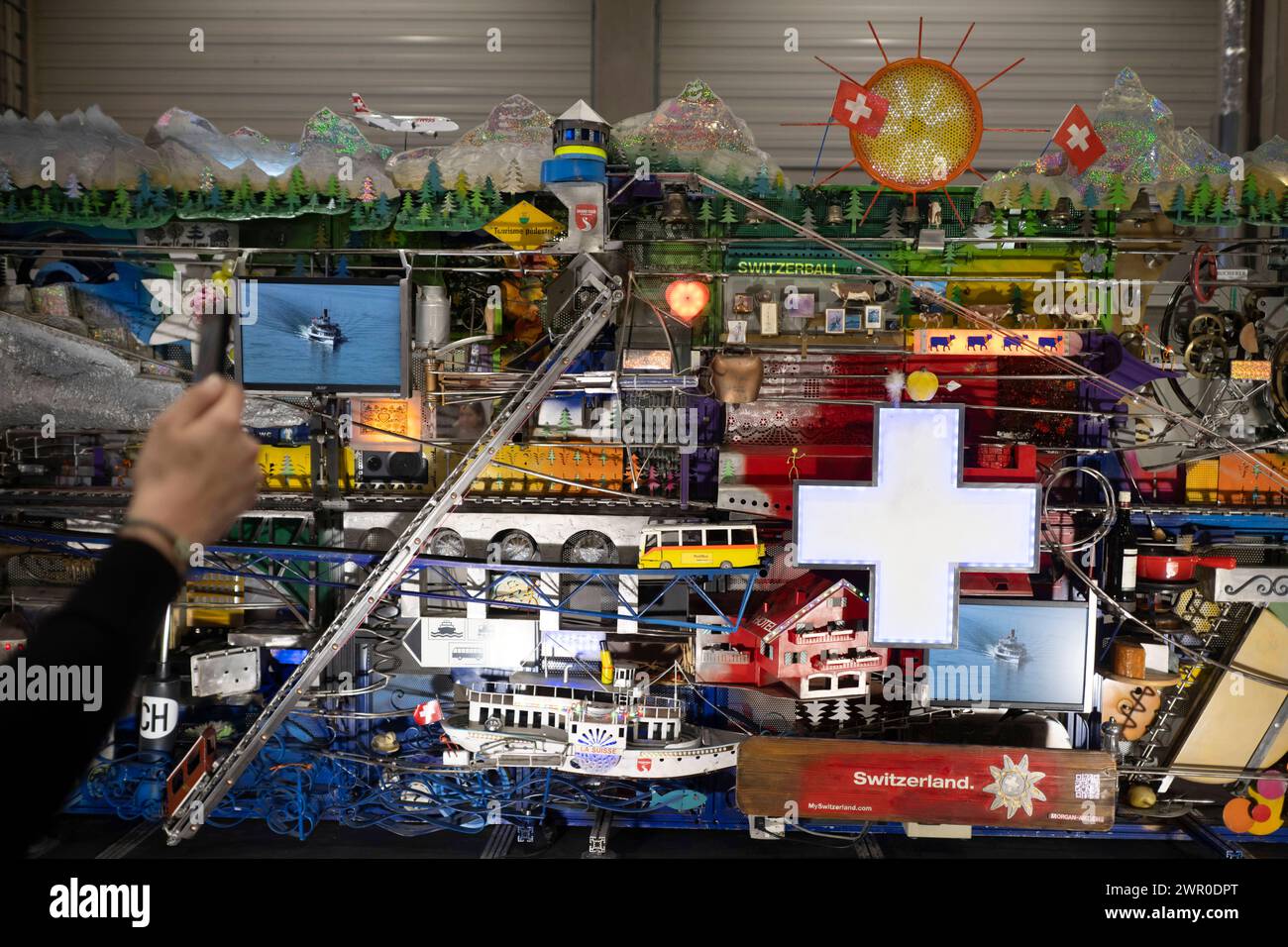 ITB Reisemesse Berlin Deu, Deutschland, Berlin, 06.03.2024 Besucher und Haendler am Stand von der Schweiz in der Halle Europa auf der Internationalen Tourismusboerse ITB 2024 in Berlin Deutschland. Die ITB stehen in diesem Jahr unter dem Motto gemeinsam die Transformation in Reisen und Tourismus führen . Ueber 5,500 Unternehmen aus 165 Laendern nahmen an der Messe Teil für die globale Vertretung und Zusammenarbeit innerhalb der Tourismusbranche en: Besucher und Händler am Stand der Schweiz in der Europahalle der International Tourism Exchange ITB 2024 International Tourism Exch Stockfoto