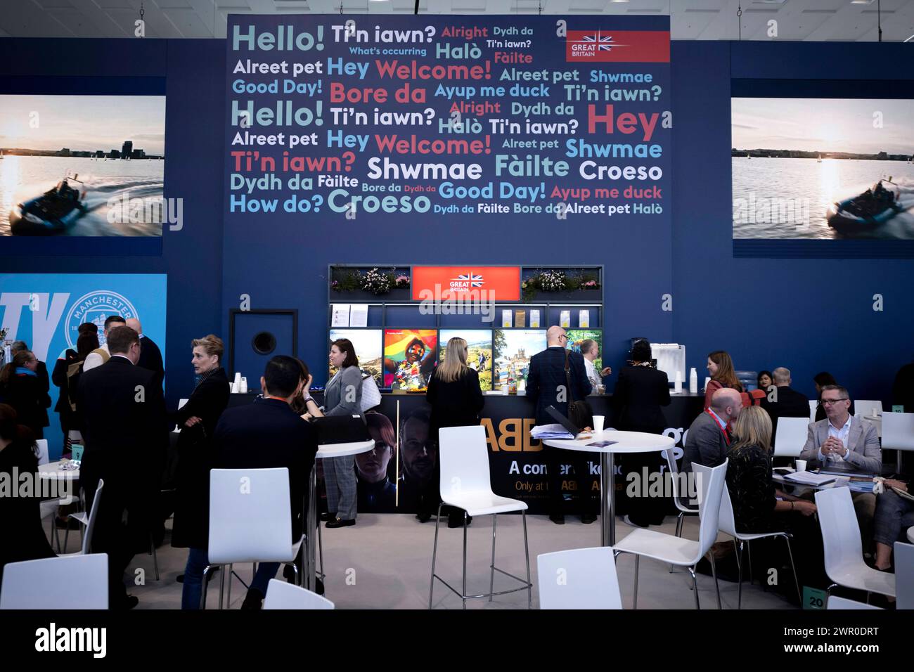 ITB Reisemesse Berlin Deu, Deutschland, Berlin, 06.03.2024 Besucher und Haendler am Stand von Grossbritannien in der Halle Europa auf der Internationalen Tourismusboerse ITB 2024 in Berlin Deutschland. Die ITB stehen in diesem Jahr unter dem Motto gemeinsam die Transformation in Reisen und Tourismus führen . Ueber 5,500 Unternehmen aus 165 Laendern nahmen an der Messe Teil für die globale Vertretung und Zusammenarbeit innerhalb der Tourismusbranche en: Besucher und Händler am Stand von Großbritannien in der Europahalle der Internationalen Tourismusbörse ITB 2024 International Touris Stockfoto