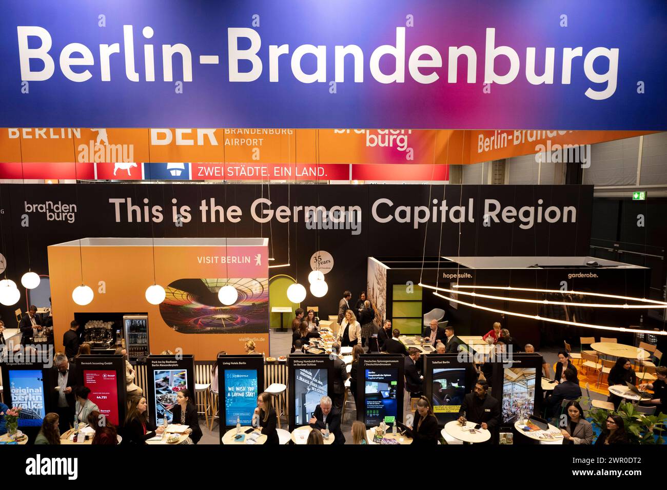 ITB Reisemesse Berlin Deu, Deutschland, Berlin, 06.03.2024 Besucher und Hanedler am Stand von Berlin Brandenburg unter dem Motto Dies ist die deutsche Hauptstadtregionauf der Internationalen Tourismusboerse ITB 2024 in Berlin Deutschland. Die ITB stehen in diesem Jahr unter dem Motto gemeinsam die Transformation in Reisen und Tourismus führen . Ueber 5,500 Unternehmen aus 165 Laendern nahmen an der Messe Teil für die globale Vertretung und Zusammenarbeit innerhalb der Tourismusbranche en: Besucher und Händler am Stand Berlin Brandenburg unter dem mott Stockfoto