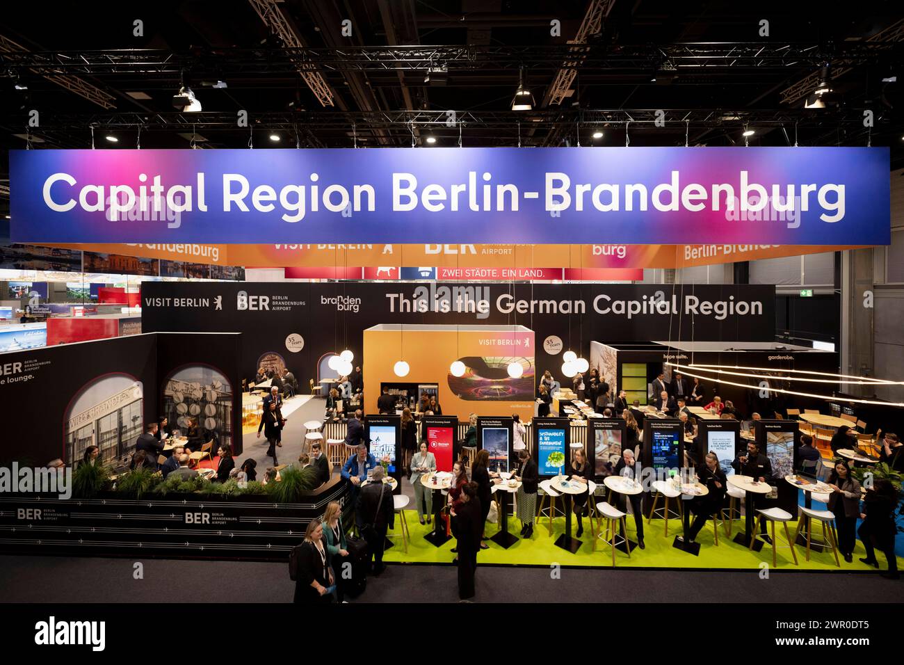ITB Reisemesse Berlin Deu, Deutschland, Berlin, 06.03.2024 Besucher und Hanedler am Stand von Berlin Brandenburg unter dem Motto Dies ist die deutsche Hauptstadtregionauf der Internationalen Tourismusboerse ITB 2024 in Berlin Deutschland. Die ITB stehen in diesem Jahr unter dem Motto gemeinsam die Transformation in Reisen und Tourismus führen . Ueber 5,500 Unternehmen aus 165 Laendern nahmen an der Messe Teil für die globale Vertretung und Zusammenarbeit innerhalb der Tourismusbranche en: Besucher und Händler am Stand Berlin Brandenburg unter dem mott Stockfoto