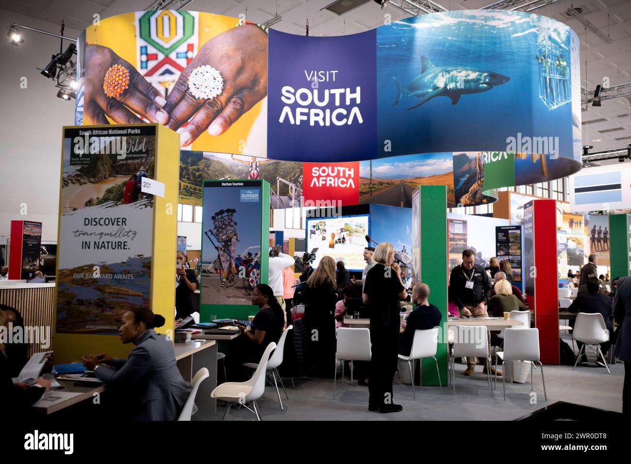 ITB-Reisemesse Berlin Deu, Deutschland, Berlin, 06.03.2024 Besucher und Haendler am Stand von Suedafrika Südafrika in der Halle Afrikanische Länder Afrika auf der Internationalen Tourismusboerse ITB 2024 in Berlin Deutschland. Die ITB stehen in diesem Jahr unter dem Motto gemeinsam die Transformation in Reisen und Tourismus führen . Ueber 5,500 Unternehmen aus 165 Laendern nahmen an der Messe Teil für die globale Vertretung und Zusammenarbeit innerhalb der Tourismusbranche en: Besucher und Händler am Südafrikanischer Stand in den afrikanischen Ländern Afrika Halle auf dem International Touris Stockfoto