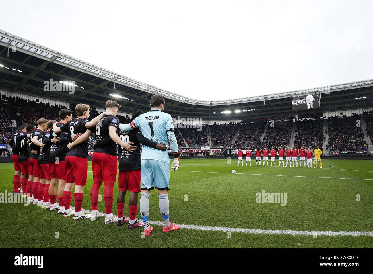 ALKMAAR - Schweigeminute vor dem niederländischen Eredivisie-Spiel zwischen AZ Alkmaar und Excelsior Rotterdam im AFAS-Stadion am 10. März 2024 in Alkmaar, Niederlande. ANP ED VAN DE POL Stockfoto