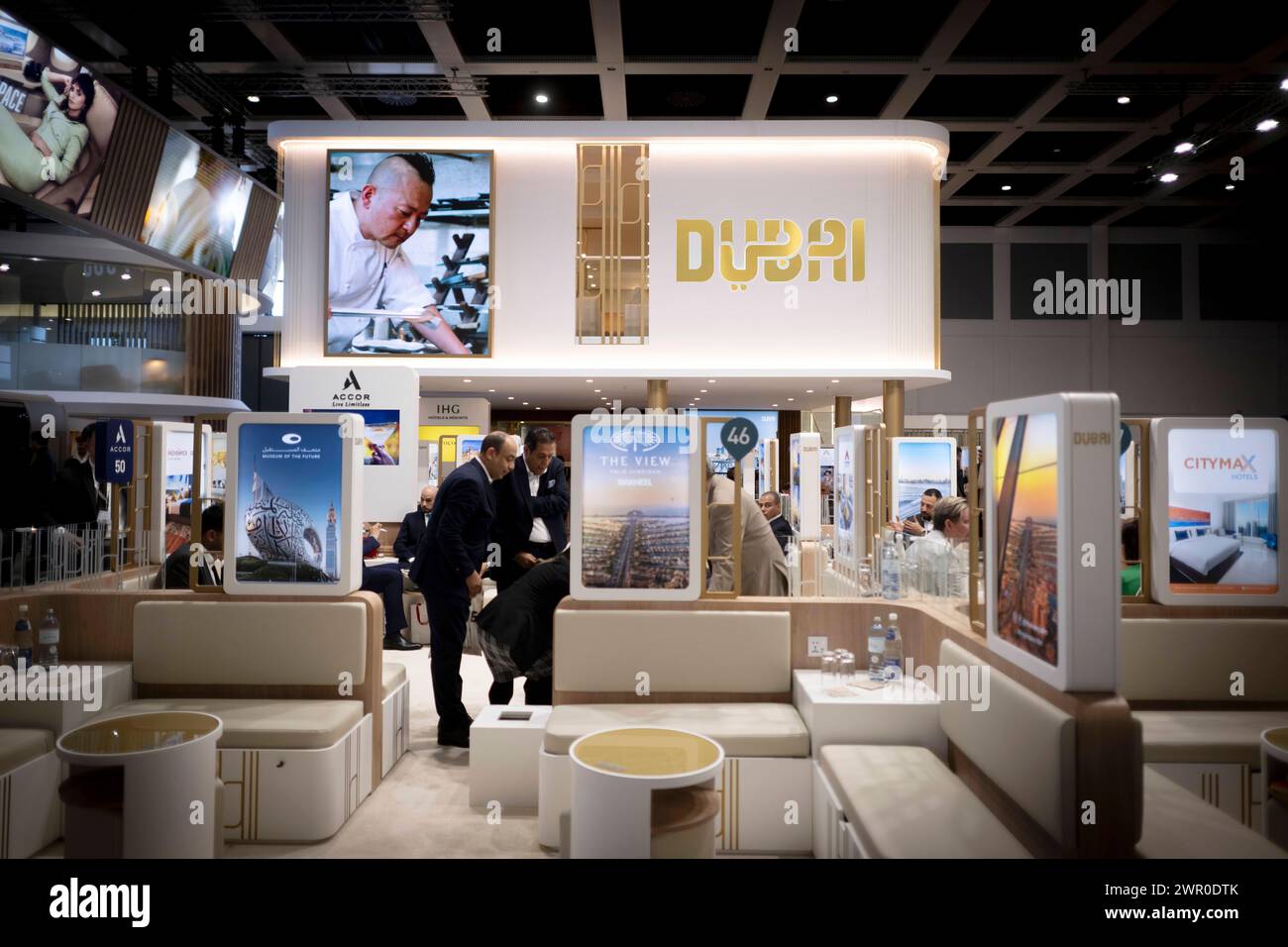ITB Reisemesse Berlin Deu, Deutschland, Berlin, 06.03.2024 Besucher und Haendler am Stand von Dubai in der Halle Arabische Länder auf der Internationalen Tourismusboerse ITB 2024 in Berlin Deutschland. Die ITB stehen in diesem Jahr unter dem Motto gemeinsam die Transformation in Reisen und Tourismus führen . Ueber 5,500 Unternehmen aus 165 Laendern nahmen an der Messe Teil für die globale Vertretung und Zusammenarbeit innerhalb der Tourismusbranche en: Besucher und Händler am Dubai-Stand in der arabischen Länder Halle an der International Tourism Exchange ITB 2024 International Tourism Stockfoto
