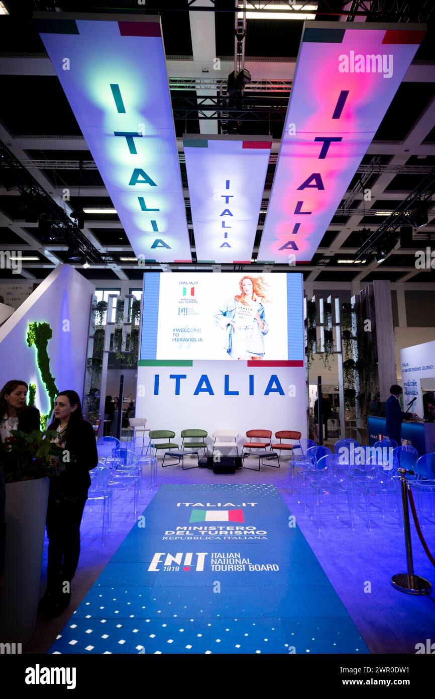 ITB Reisemesse Berlin Deu, Deutschland, Berlin, 06.03.2024 Besucher und Haendler am Stand von Italien in der Halle Europa auf der Internationalen Tourismusboerse ITB 2024 in Berlin Deutschland. Die ITB stehen in diesem Jahr unter dem Motto gemeinsam die Transformation in Reisen und Tourismus führen . Ueber 5,500 Unternehmen aus 165 Laendern nahmen an der Messe Teil für die globale Vertretung und Zusammenarbeit innerhalb der Tourismusbranche en: Besucher und Händler am Stand von Italy Italia in der Europahalle an der International Tourism Exchange ITB 2024 International Tourism Exchang Stockfoto
