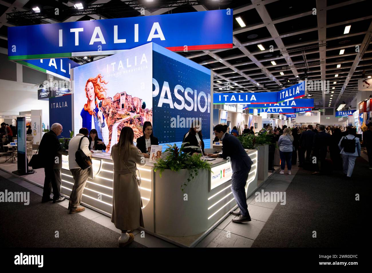 ITB Reisemesse Berlin Deu, Deutschland, Berlin, 06.03.2024 Besucher und Haendler am Stand von Italien in der Halle Europa auf der Internationalen Tourismusboerse ITB 2024 in Berlin Deutschland. Die ITB stehen in diesem Jahr unter dem Motto gemeinsam die Transformation in Reisen und Tourismus führen . Ueber 5,500 Unternehmen aus 165 Laendern nahmen an der Messe Teil für die globale Vertretung und Zusammenarbeit innerhalb der Tourismusbranche en: Besucher und Händler am Stand von Italy Italia in der Europahalle an der International Tourism Exchange ITB 2024 International Tourism Exchang Stockfoto