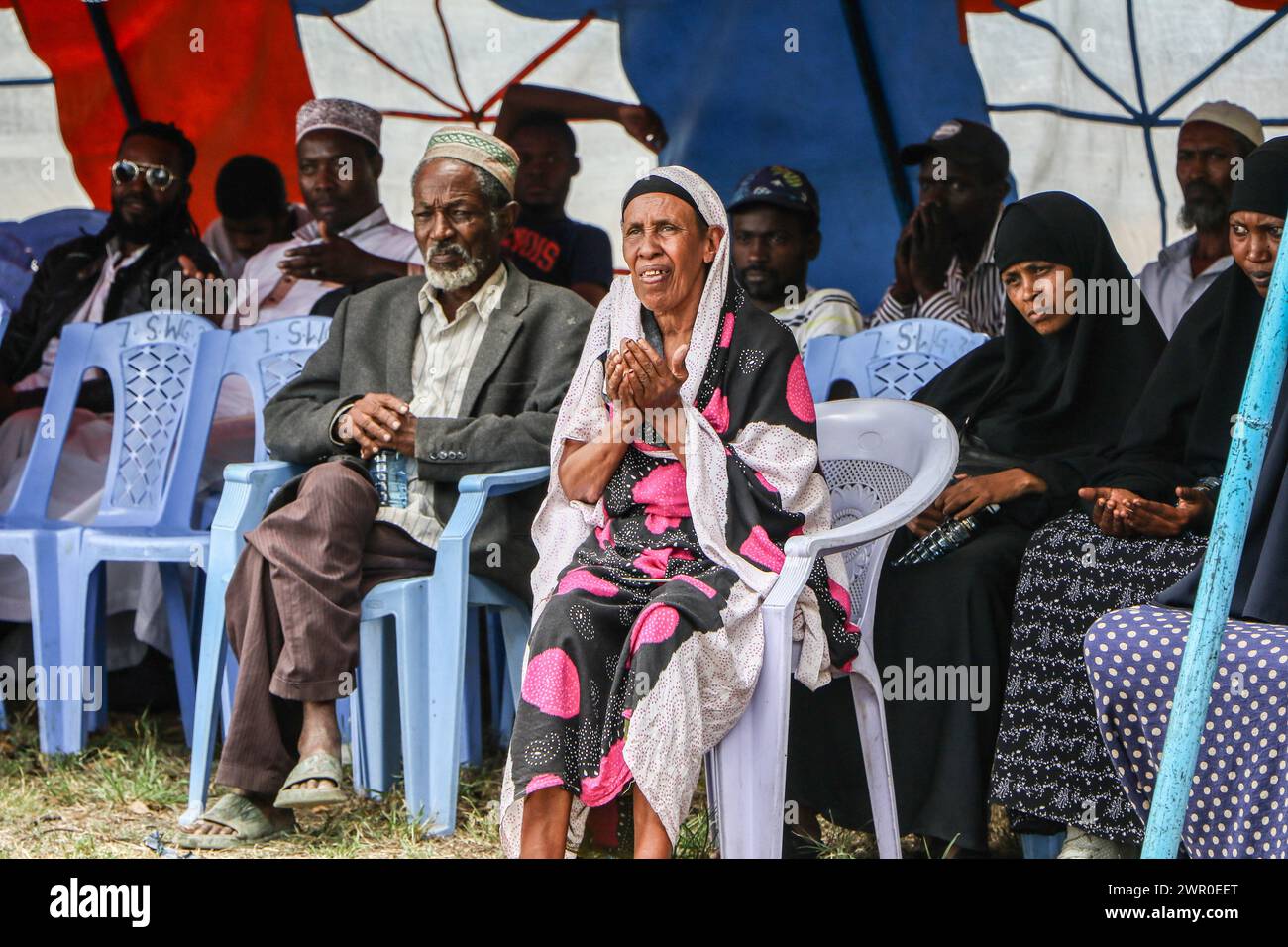 Die Menschen beten während der Verteilung von Lebensmittelspenden an bedürftige Mitglieder der muslimischen Gemeinden durch die Regierung Kenias vor dem Ramadan in Nakuru. Die kenianische Regierung spendete vor dem Ramadan Nahrungsmittel an bedürftige muslimische Gemeindemitglieder. (Foto: James Wakibia / SOPA Images/SIPA USA) Stockfoto
