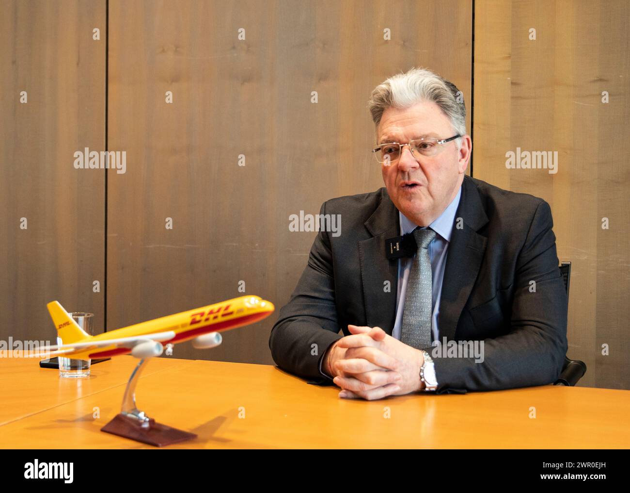 Bonn, Deutschland. März 2024. John Pearson, Global Chief Executive Officer von DHL Express, spricht während eines Interviews mit Xinhua am DHL-Hauptsitz in Bonn, Deutschland, am 6. März 2024. „Interview: China bietet unzählige Möglichkeiten“, sagt DHL Express CEO. Credit: Zhang Fan/Xinhua/Alamy Live News Stockfoto