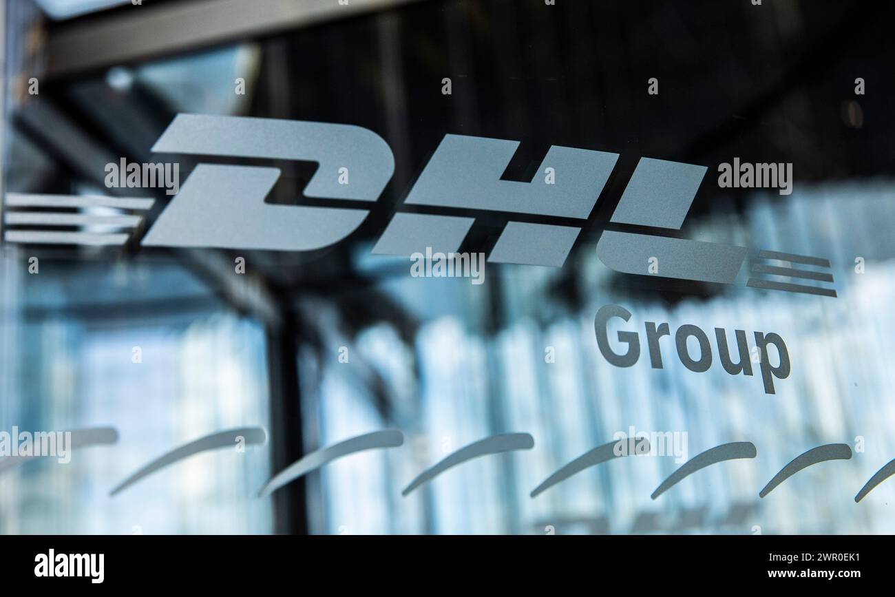 Bonn. März 2024. Dieses am 6. März 2024 aufgenommene Foto zeigt das Logo der DHL Group im DHL-Hauptsitz in Bonn. „Interview: China bietet unzählige Möglichkeiten“, sagt DHL Express CEO. Credit: Zhang Fan/Xinhua/Alamy Live News Stockfoto