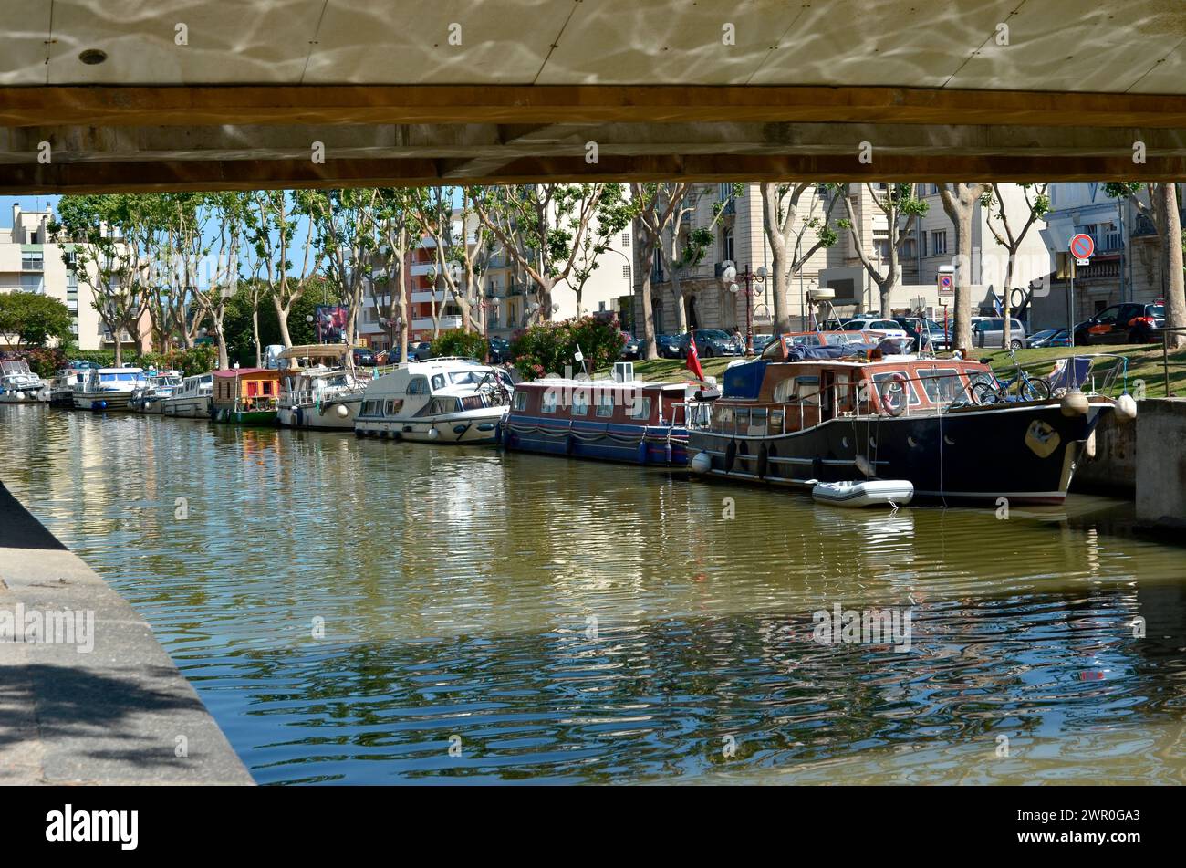 Canal of the Robine (Canal de la Robine) und Brücke bei Narbonne, Stadt im Departement Aude und der Region Languedoc-Roussillon in Frankreich Stockfoto