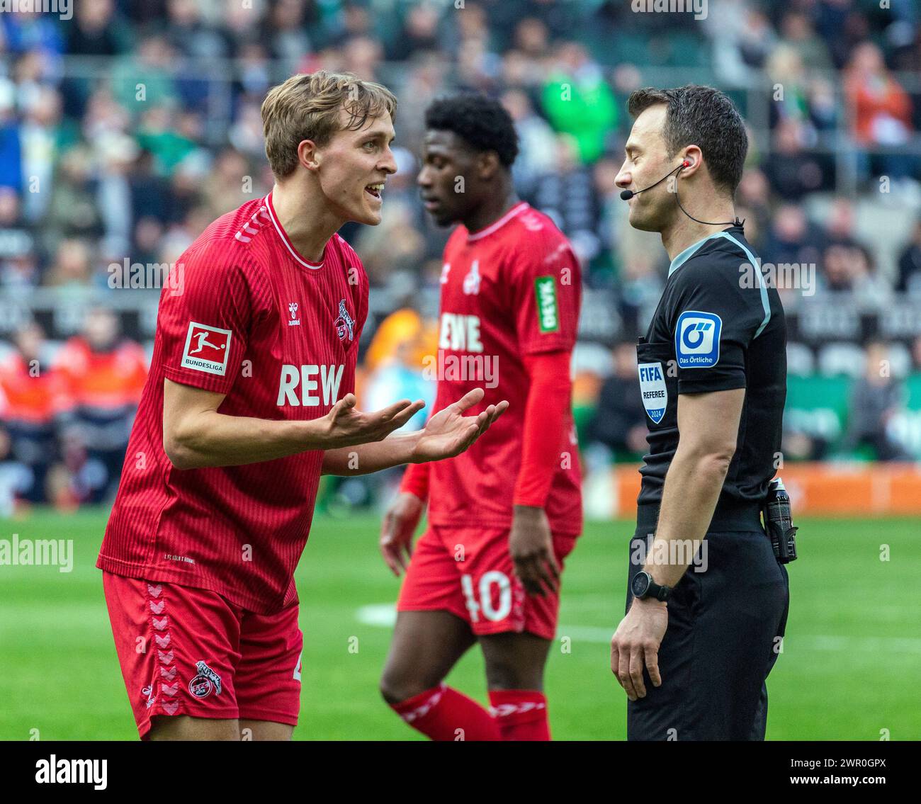 Sport, Fußball, Bundesliga, 2023/2024, Borussia Mönchengladbach vs. 1. FC Köln 3:3, Stadion Borussia Park, Spielort, Timo Bernd Huebers (FC) verließ sich beschweren Felix Zwayer über seine fünfte gelbe Karte, hinter dem zweimaligen Torschütze Faride Alidou (FC), DFL-VORSCHRIFTEN VERBIETEN JEDE VERWENDUNG VON FOTOS ALS BILDSEQUENZEN UND/ODER QUASI-VIDEO Stockfoto